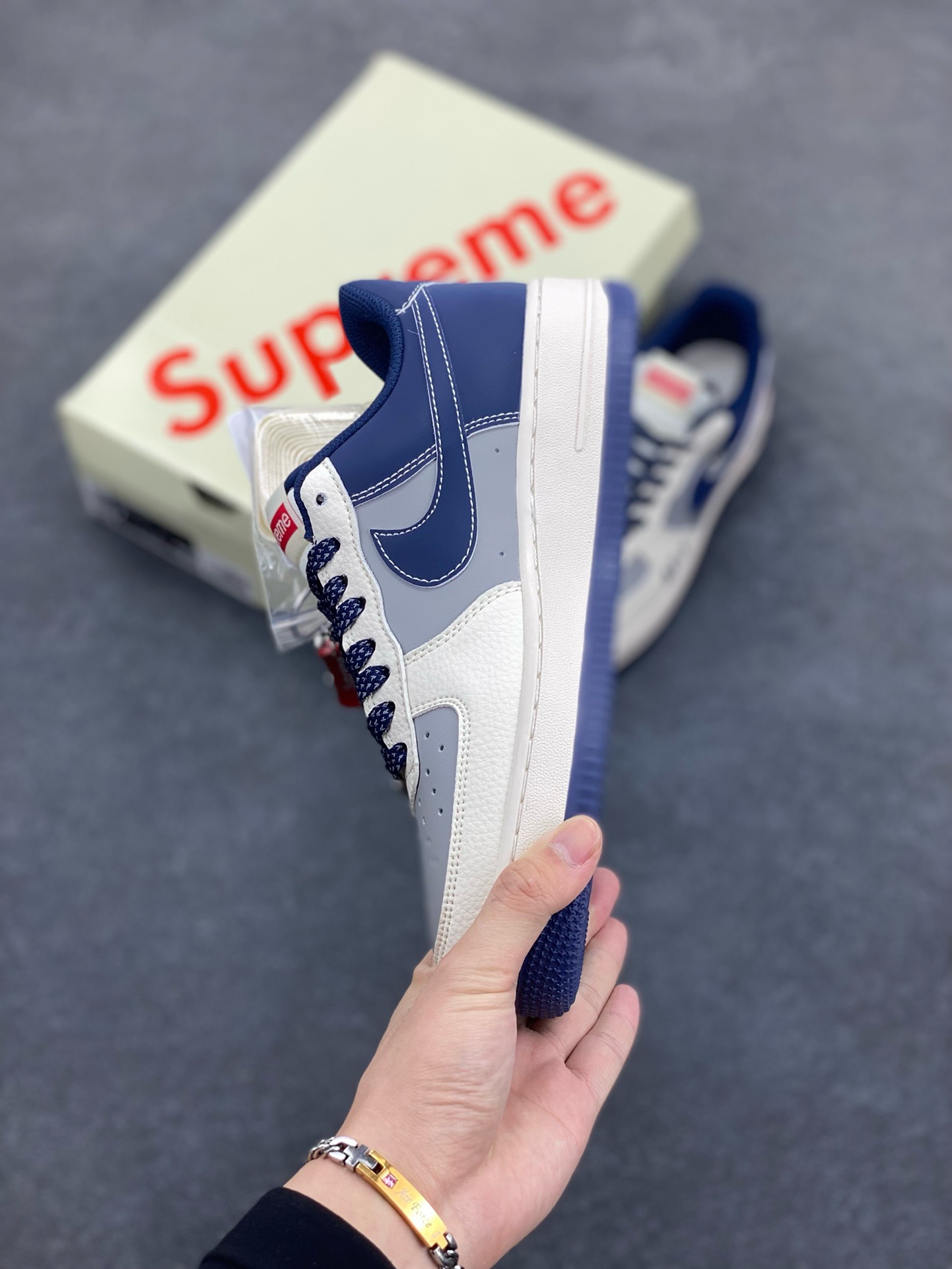 图片[3]-Nike Air Force 1 \’07 Low “Supreme联名——AF1米灰蓝双勾”空军一号 高端定制 低帮 运动鞋 休闲鞋 折边针车 工艺难度大 原楦头原纸板 原装鞋盒 定制五金配件 内置全掌气垫 原厂鞋底 货号：HH7518-054 尺码：36 36.5 37.5 38 38.5 39 40 40.5 41 42 42.5 43 44 44.5 45-选品中心