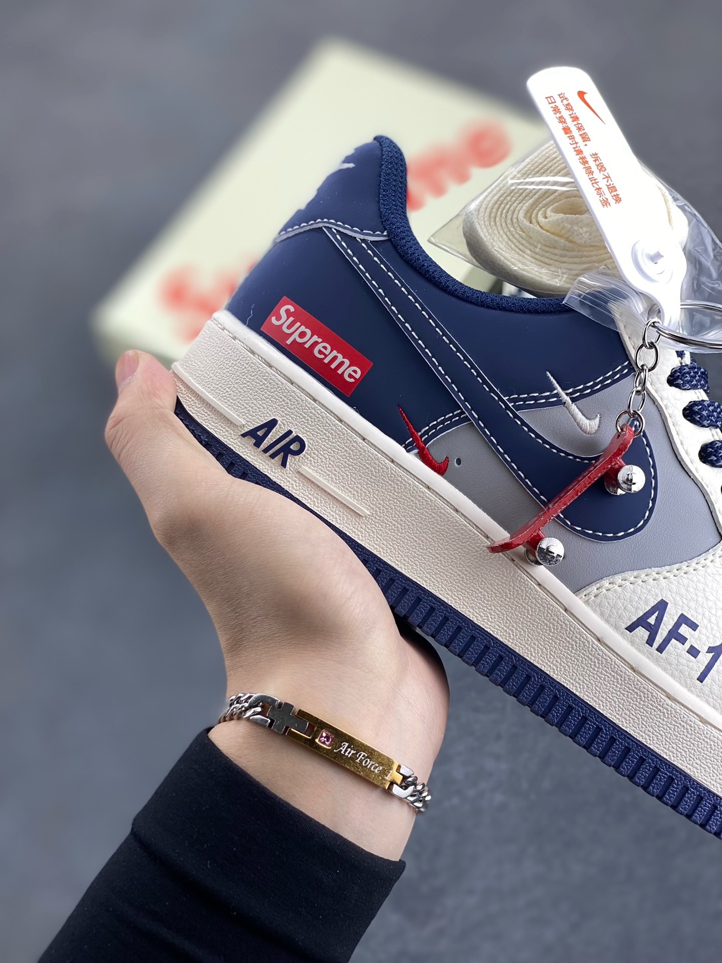 图片[6]-Nike Air Force 1 \’07 Low “Supreme联名——AF1米灰蓝双勾”空军一号 高端定制 低帮 运动鞋 休闲鞋 折边针车 工艺难度大 原楦头原纸板 原装鞋盒 定制五金配件 内置全掌气垫 原厂鞋底 货号：HH7518-054 尺码：36 36.5 37.5 38 38.5 39 40 40.5 41 42 42.5 43 44 44.5 45-选品中心