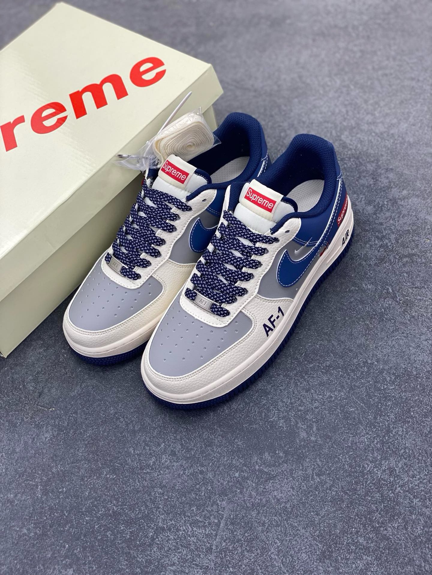 图片[8]-Nike Air Force 1 \’07 Low “Supreme联名——AF1米灰蓝双勾”空军一号 高端定制 低帮 运动鞋 休闲鞋 折边针车 工艺难度大 原楦头原纸板 原装鞋盒 定制五金配件 内置全掌气垫 原厂鞋底 货号：HH7518-054 尺码：36 36.5 37.5 38 38.5 39 40 40.5 41 42 42.5 43 44 44.5 45-选品中心