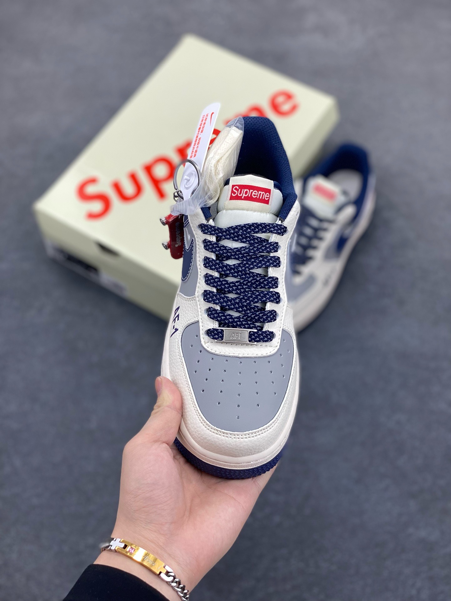 图片[2]-Nike Air Force 1 \’07 Low “Supreme联名——AF1米灰蓝双勾”空军一号 高端定制 低帮 运动鞋 休闲鞋 折边针车 工艺难度大 原楦头原纸板 原装鞋盒 定制五金配件 内置全掌气垫 原厂鞋底 货号：HH7518-054 尺码：36 36.5 37.5 38 38.5 39 40 40.5 41 42 42.5 43 44 44.5 45-选品中心