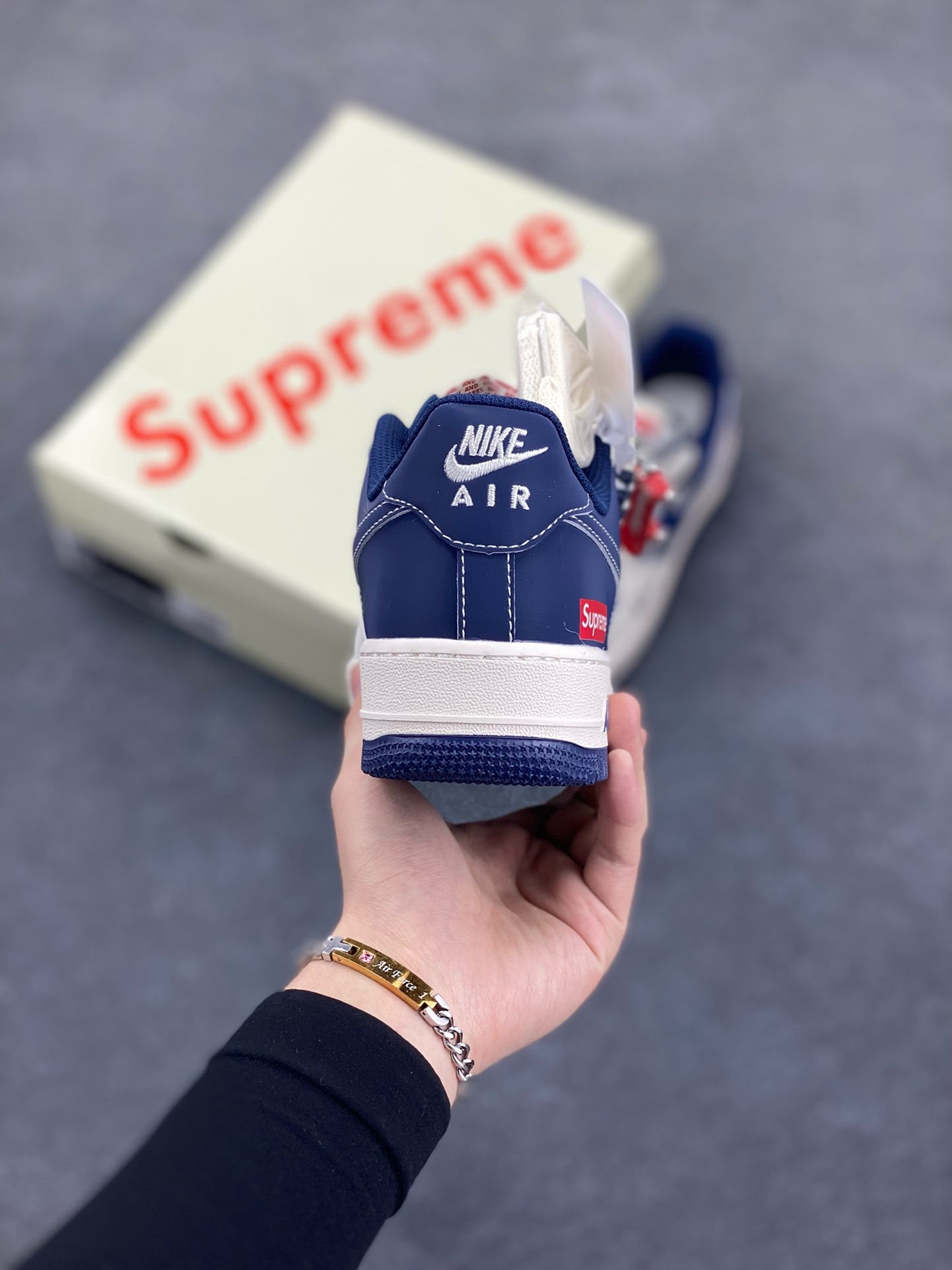 图片[4]-Nike Air Force 1 \’07 Low “Supreme联名——AF1米灰蓝双勾”空军一号 高端定制 低帮 运动鞋 休闲鞋 折边针车 工艺难度大 原楦头原纸板 原装鞋盒 定制五金配件 内置全掌气垫 原厂鞋底 货号：HH7518-054 尺码：36 36.5 37.5 38 38.5 39 40 40.5 41 42 42.5 43 44 44.5 45-选品中心