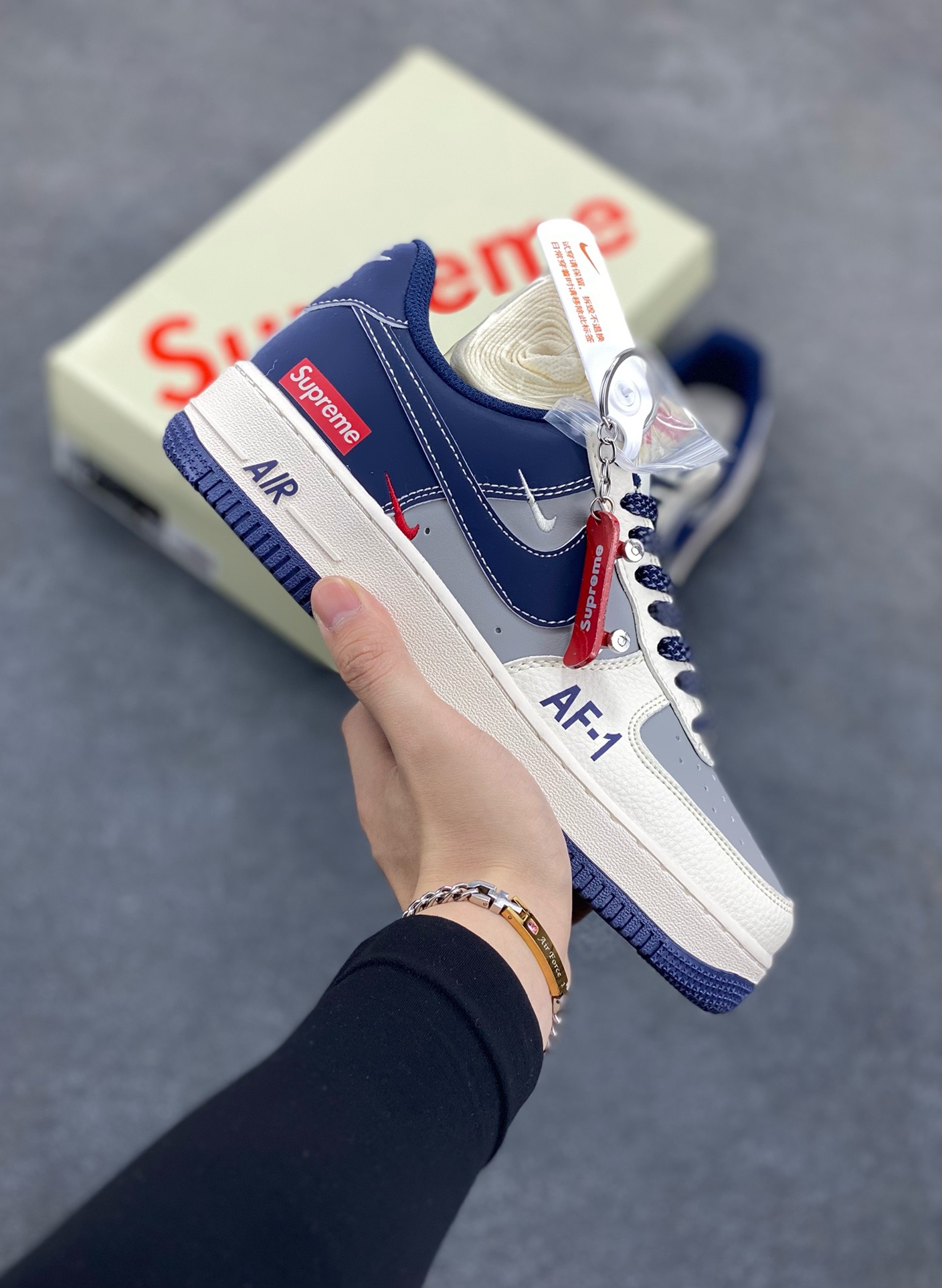 Nike Air Force 1 \’07 Low “Supreme联名——AF1米灰蓝双勾”空军一号 高端定制 低帮 运动鞋 休闲鞋 折边针车 工艺难度大 原楦头原纸板 原装鞋盒 定制五金配件 内置全掌气垫 原厂鞋底 货号：HH7518-054 尺码：36 36.5 37.5 38 38.5 39 40 40.5 41 42 42.5 43 44 44.5 45-选品中心