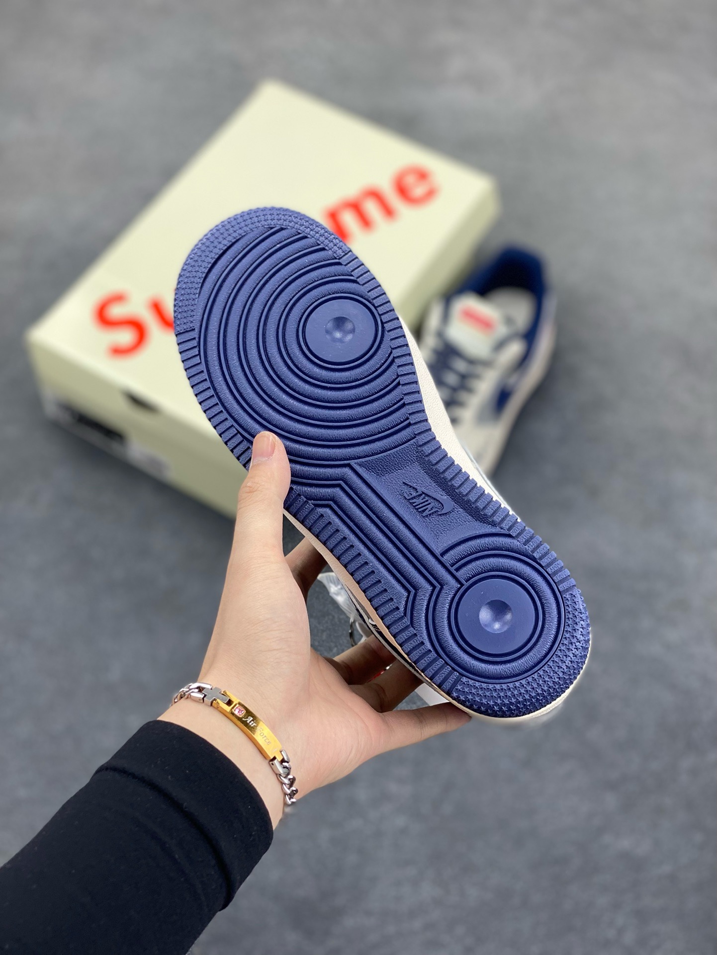 图片[5]-Nike Air Force 1 \’07 Low “Supreme联名——AF1米灰蓝双勾”空军一号 高端定制 低帮 运动鞋 休闲鞋 折边针车 工艺难度大 原楦头原纸板 原装鞋盒 定制五金配件 内置全掌气垫 原厂鞋底 货号：HH7518-054 尺码：36 36.5 37.5 38 38.5 39 40 40.5 41 42 42.5 43 44 44.5 45-选品中心