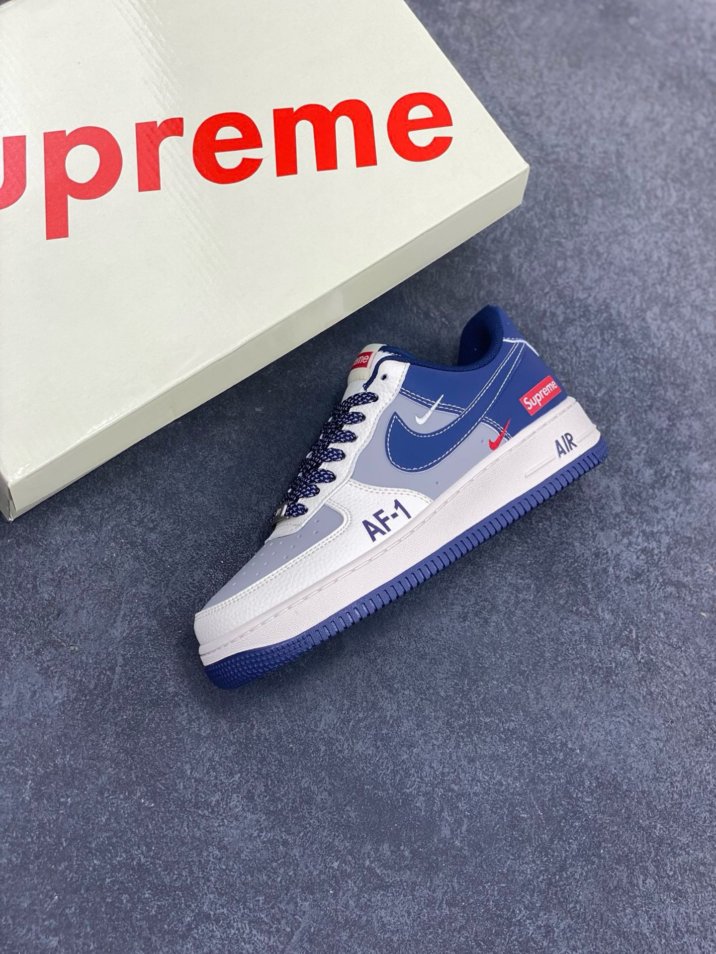 图片[7]-Nike Air Force 1 \’07 Low “Supreme联名——AF1米灰蓝双勾”空军一号 高端定制 低帮 运动鞋 休闲鞋 折边针车 工艺难度大 原楦头原纸板 原装鞋盒 定制五金配件 内置全掌气垫 原厂鞋底 货号：HH7518-054 尺码：36 36.5 37.5 38 38.5 39 40 40.5 41 42 42.5 43 44 44.5 45-选品中心