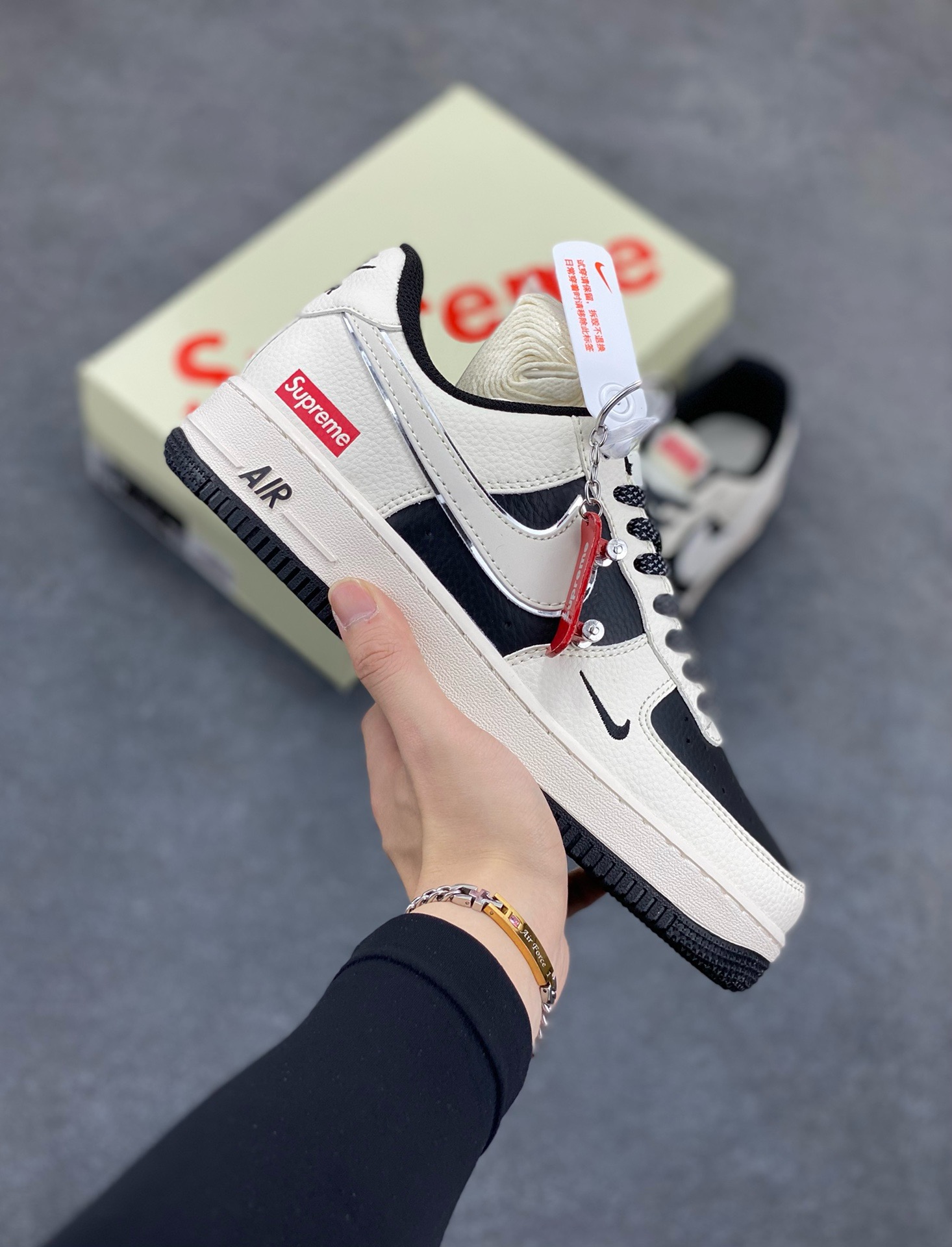 Nike Air Force 1 \'07 Low “Supreme联名——米黑双拼亮边”空军一号 高端定制 低帮 运动鞋 休闲鞋 折边针车 工艺难度大 原楦头原纸板 原装鞋盒 定制五金配件 内置全掌气垫 原厂鞋底 货号：HH7518-056 尺码：36 36.5 37.5 38 38.5 39 40 40.5 41 42 42.5 43 44 44.5 45-选品中心