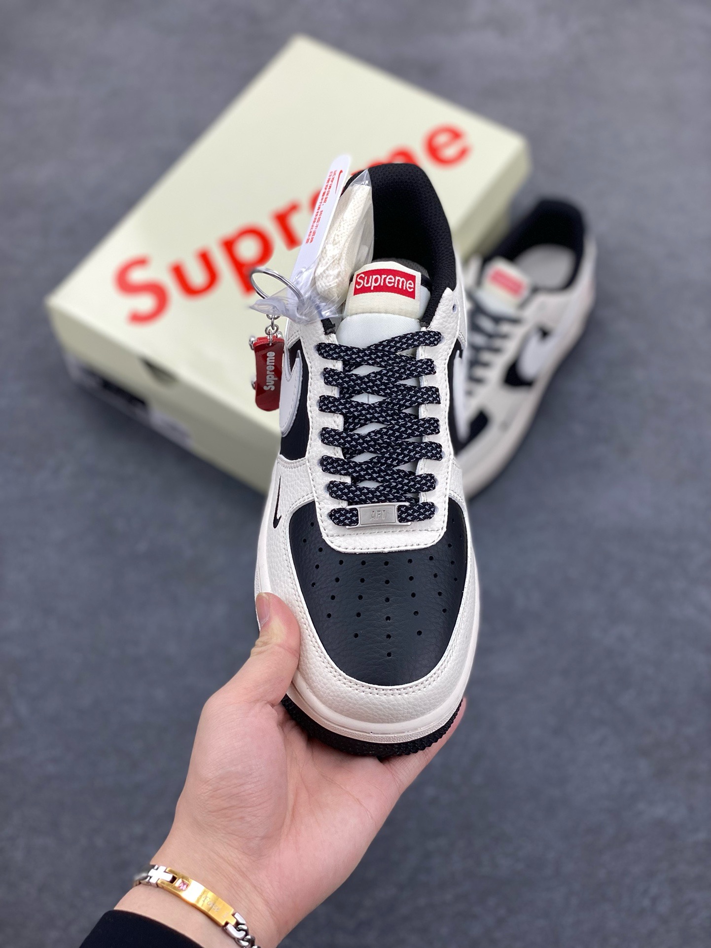 图片[2]-Nike Air Force 1 \’07 Low “Supreme联名——米黑双拼亮边”空军一号 高端定制 低帮 运动鞋 休闲鞋 折边针车 工艺难度大 原楦头原纸板 原装鞋盒 定制五金配件 内置全掌气垫 原厂鞋底 货号：HH7518-056 尺码：36 36.5 37.5 38 38.5 39 40 40.5 41 42 42.5 43 44 44.5 45-选品中心