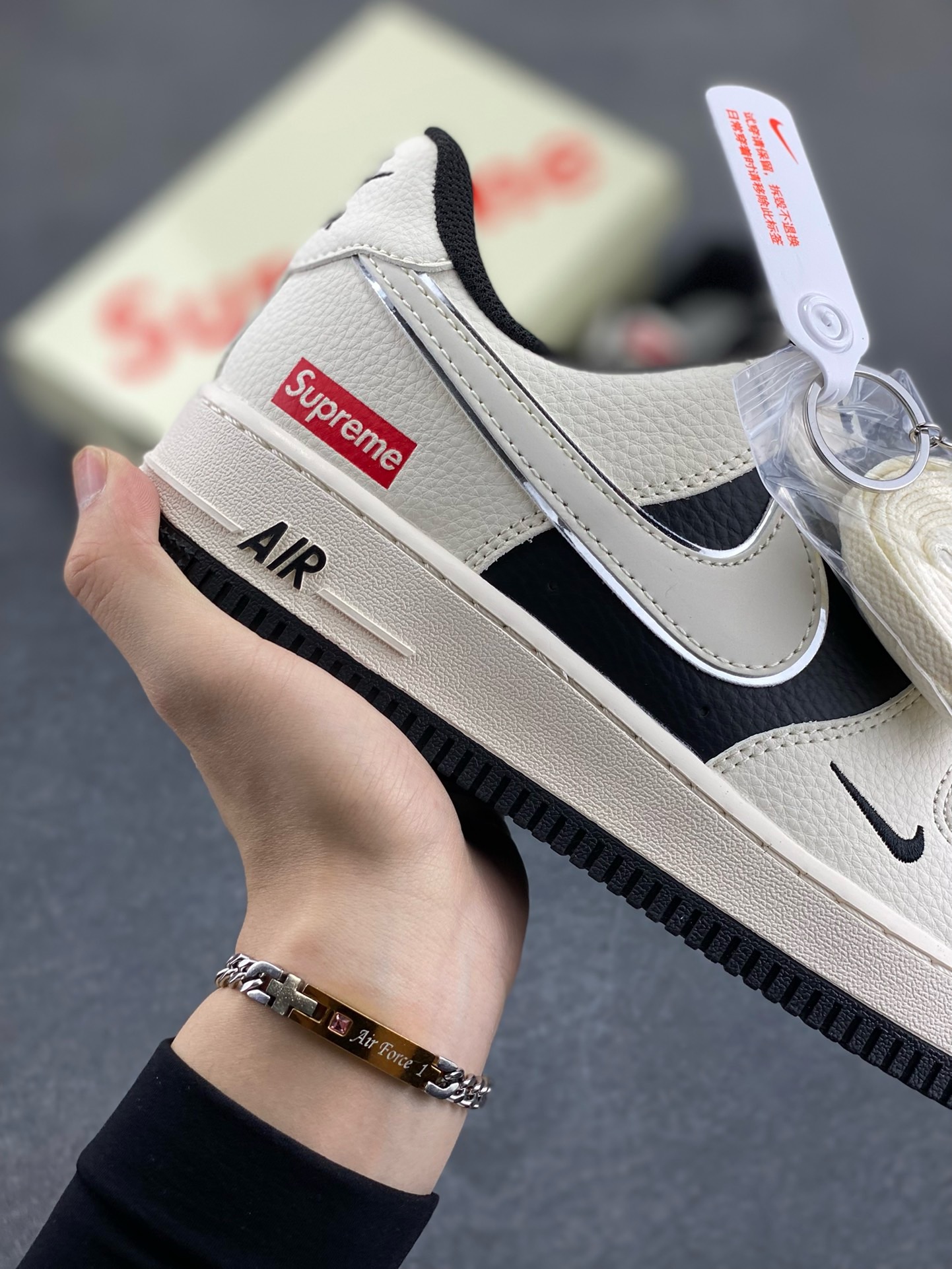 图片[6]-Nike Air Force 1 \’07 Low “Supreme联名——米黑双拼亮边”空军一号 高端定制 低帮 运动鞋 休闲鞋 折边针车 工艺难度大 原楦头原纸板 原装鞋盒 定制五金配件 内置全掌气垫 原厂鞋底 货号：HH7518-056 尺码：36 36.5 37.5 38 38.5 39 40 40.5 41 42 42.5 43 44 44.5 45-选品中心