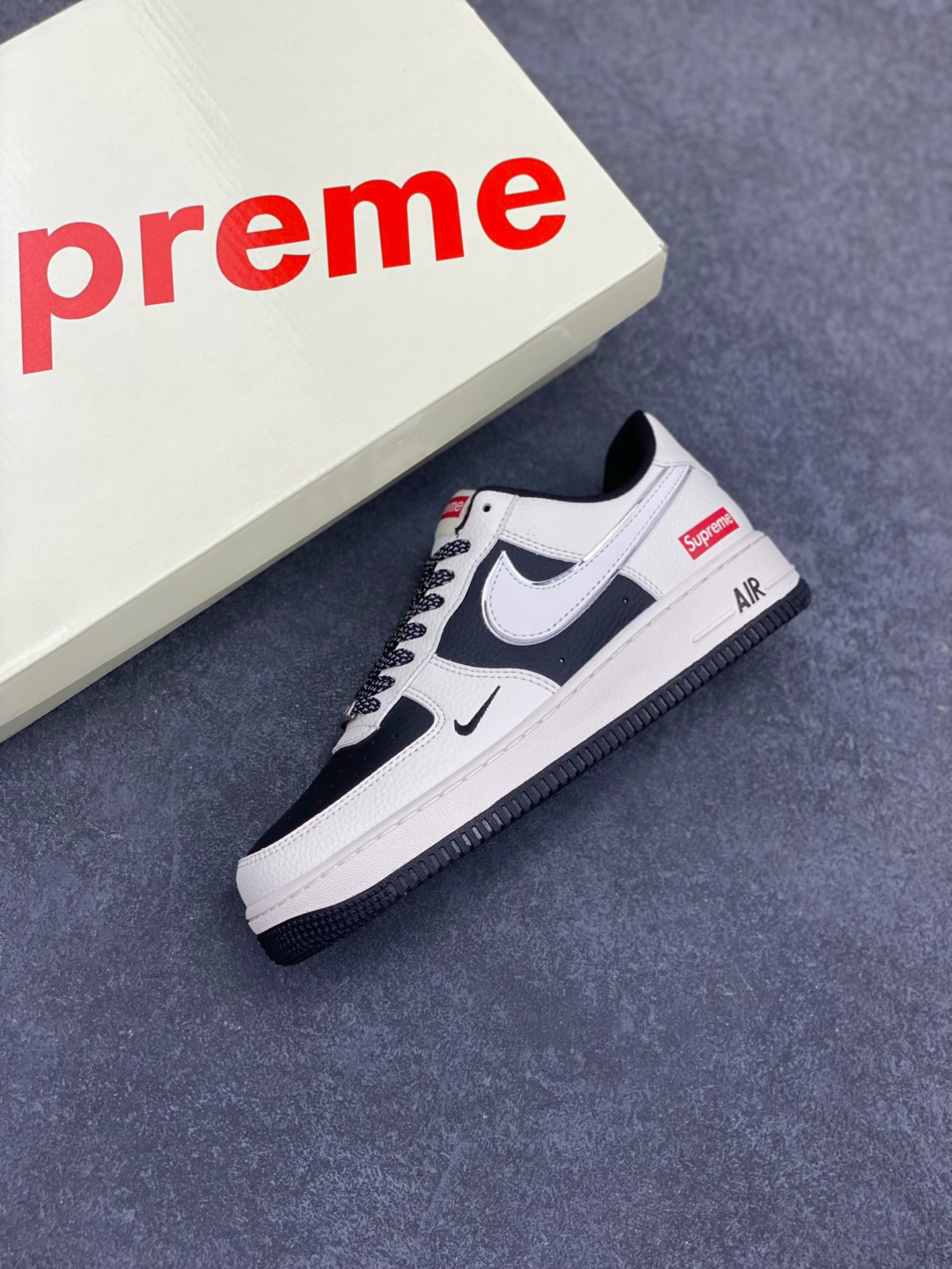 图片[7]-Nike Air Force 1 \’07 Low “Supreme联名——米黑双拼亮边”空军一号 高端定制 低帮 运动鞋 休闲鞋 折边针车 工艺难度大 原楦头原纸板 原装鞋盒 定制五金配件 内置全掌气垫 原厂鞋底 货号：HH7518-056 尺码：36 36.5 37.5 38 38.5 39 40 40.5 41 42 42.5 43 44 44.5 45-选品中心