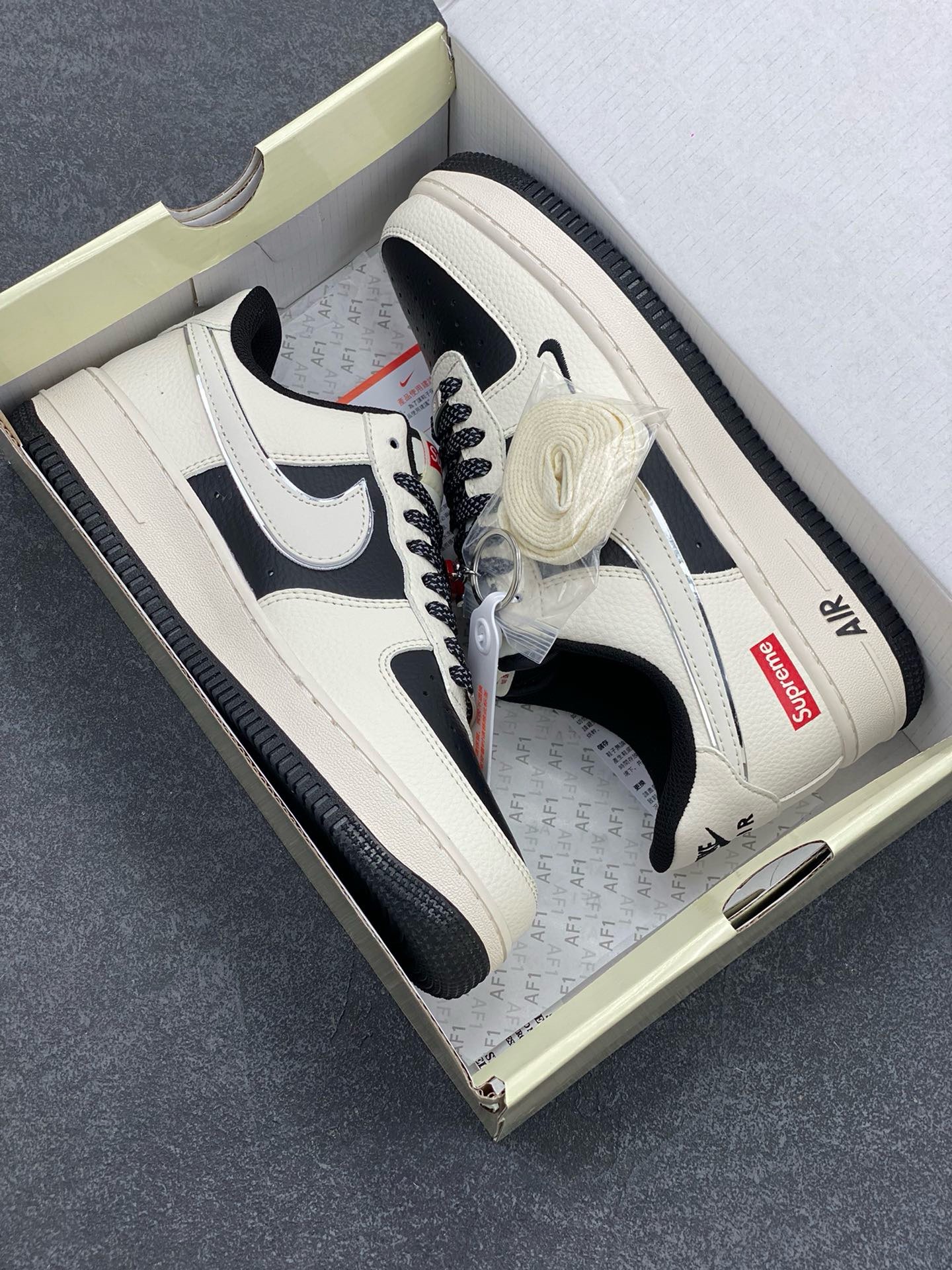 图片[9]-Nike Air Force 1 \’07 Low “Supreme联名——米黑双拼亮边”空军一号 高端定制 低帮 运动鞋 休闲鞋 折边针车 工艺难度大 原楦头原纸板 原装鞋盒 定制五金配件 内置全掌气垫 原厂鞋底 货号：HH7518-056 尺码：36 36.5 37.5 38 38.5 39 40 40.5 41 42 42.5 43 44 44.5 45-选品中心