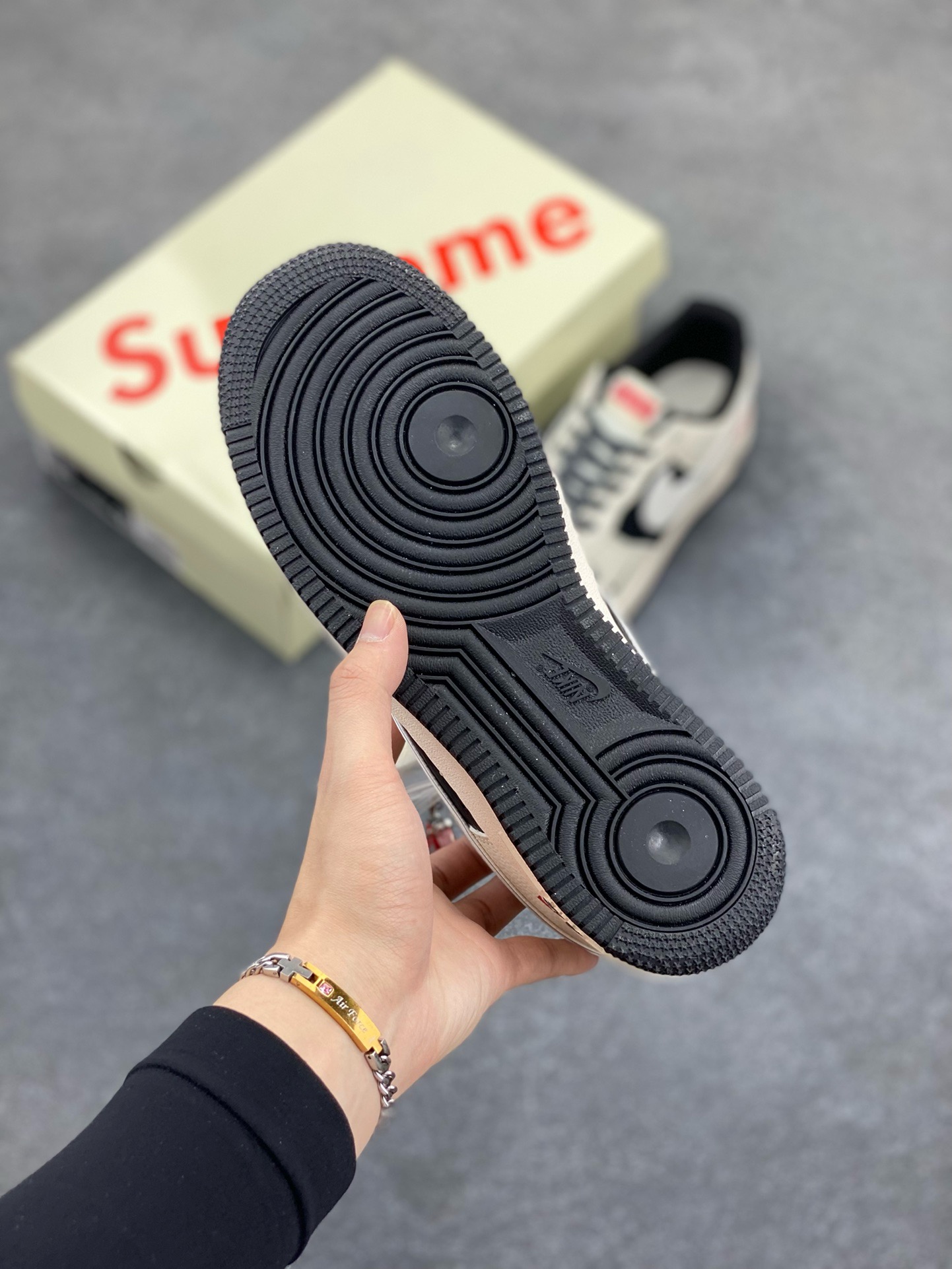 图片[5]-Nike Air Force 1 \’07 Low “Supreme联名——米黑双拼亮边”空军一号 高端定制 低帮 运动鞋 休闲鞋 折边针车 工艺难度大 原楦头原纸板 原装鞋盒 定制五金配件 内置全掌气垫 原厂鞋底 货号：HH7518-056 尺码：36 36.5 37.5 38 38.5 39 40 40.5 41 42 42.5 43 44 44.5 45-选品中心