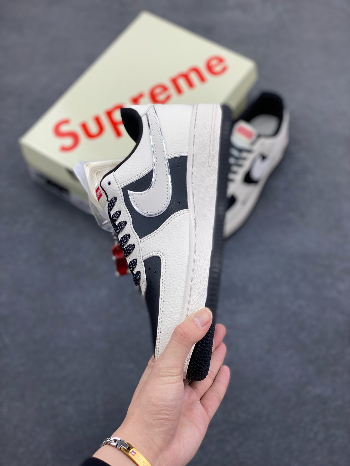 图片[3]-Nike Air Force 1 \’07 Low “Supreme联名——米黑双拼亮边”空军一号 高端定制 低帮 运动鞋 休闲鞋 折边针车 工艺难度大 原楦头原纸板 原装鞋盒 定制五金配件 内置全掌气垫 原厂鞋底 货号：HH7518-056 尺码：36 36.5 37.5 38 38.5 39 40 40.5 41 42 42.5 43 44 44.5 45-选品中心