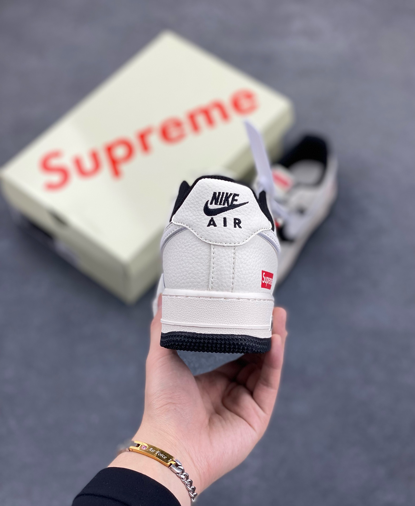 图片[4]-Nike Air Force 1 \’07 Low “Supreme联名——米黑双拼亮边”空军一号 高端定制 低帮 运动鞋 休闲鞋 折边针车 工艺难度大 原楦头原纸板 原装鞋盒 定制五金配件 内置全掌气垫 原厂鞋底 货号：HH7518-056 尺码：36 36.5 37.5 38 38.5 39 40 40.5 41 42 42.5 43 44 44.5 45-选品中心