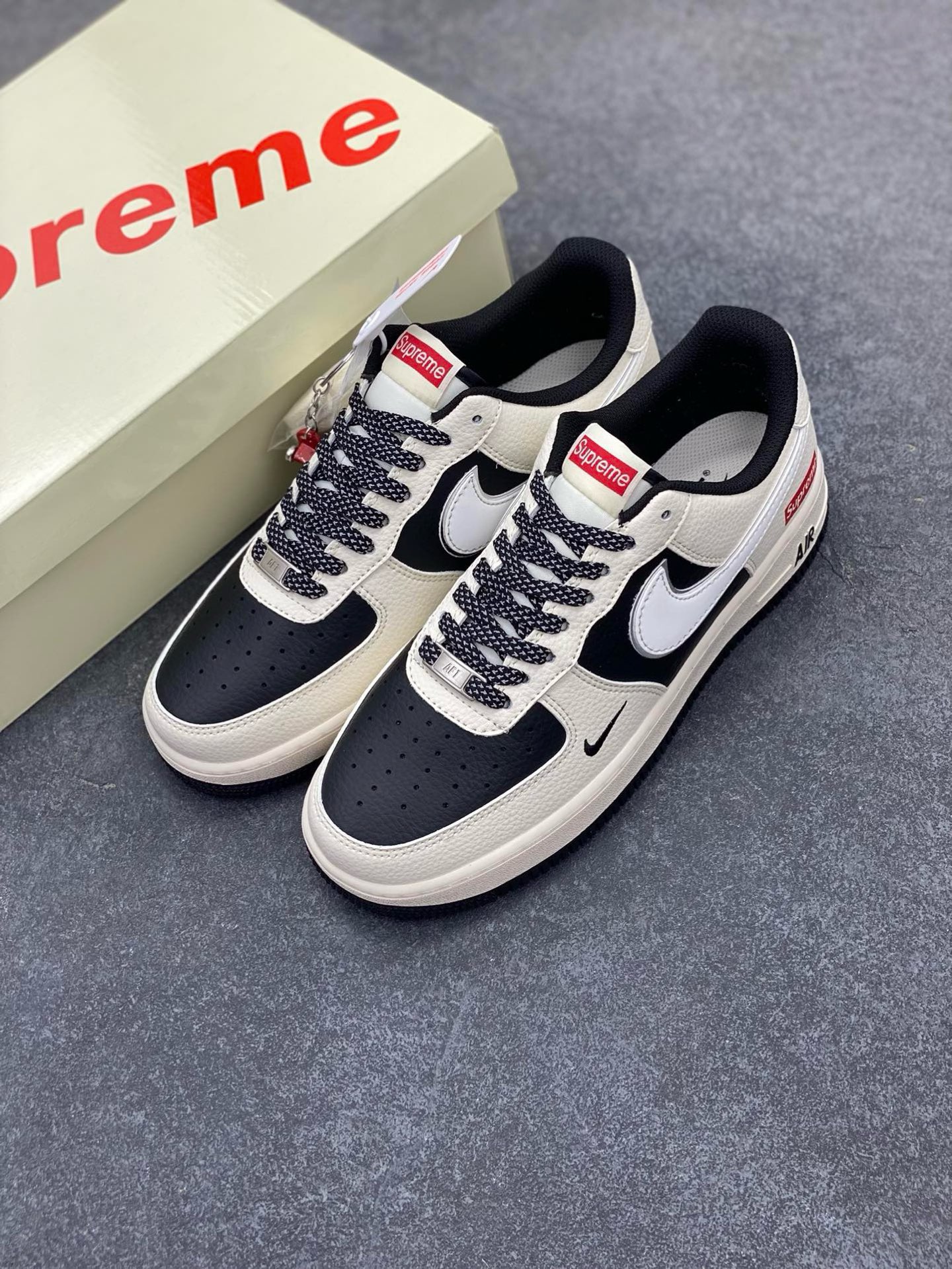 图片[8]-Nike Air Force 1 \’07 Low “Supreme联名——米黑双拼亮边”空军一号 高端定制 低帮 运动鞋 休闲鞋 折边针车 工艺难度大 原楦头原纸板 原装鞋盒 定制五金配件 内置全掌气垫 原厂鞋底 货号：HH7518-056 尺码：36 36.5 37.5 38 38.5 39 40 40.5 41 42 42.5 43 44 44.5 45-选品中心