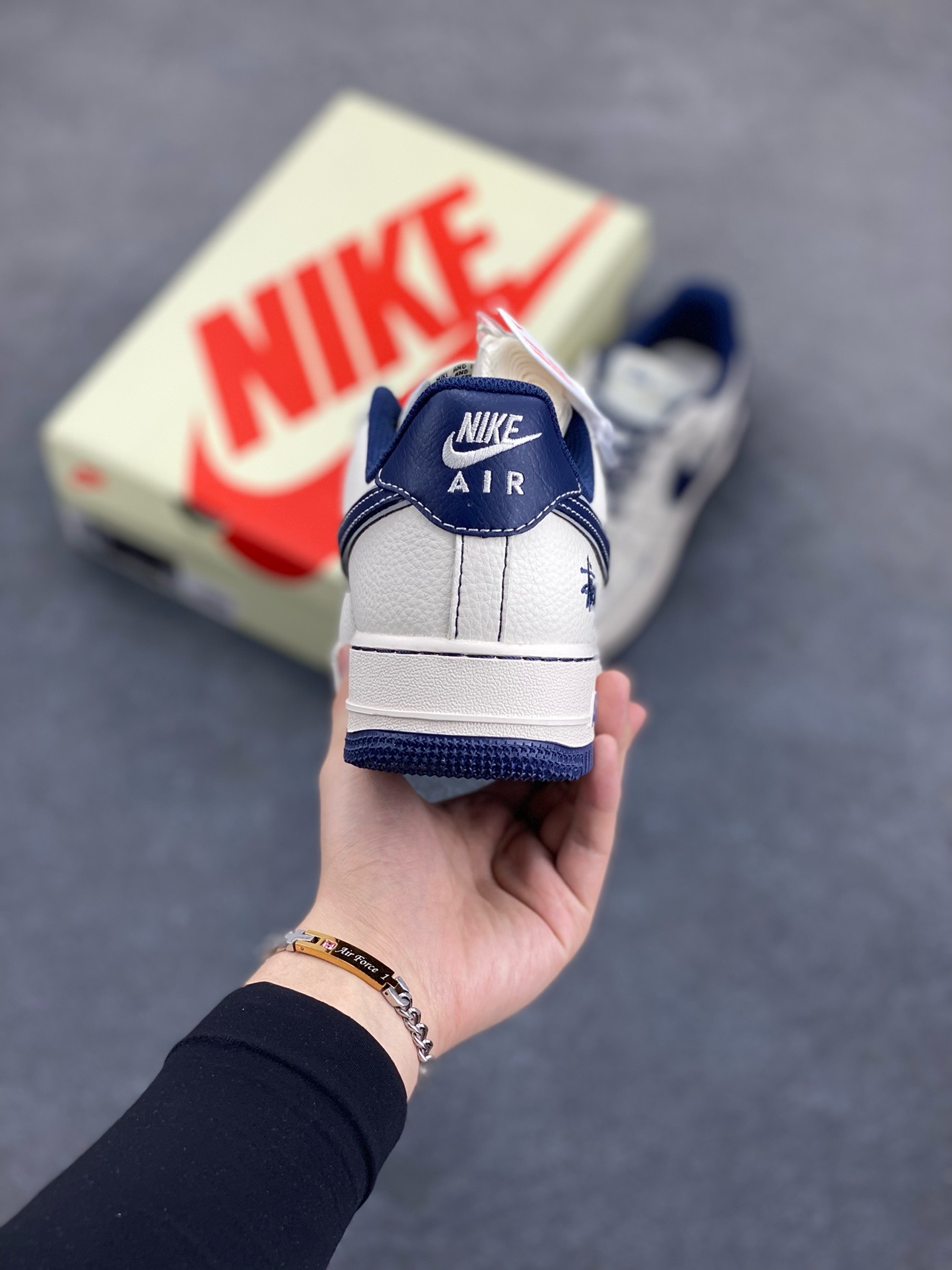 图片[4]-Nike Air Force 1 \’07 Low “斯图西联名——米蓝小三勾”空军一号 高端定制 低帮 运动鞋 休闲鞋 折边针车 工艺难度大 原楦头原纸板 原装鞋盒 定制五金配件 内置全掌气垫 原厂鞋底 货号：HH7518-061 尺码：36 36.5 37.5 38 38.5 39 40 40.5 41 42 42.5 43 44 44.5 45-选品中心