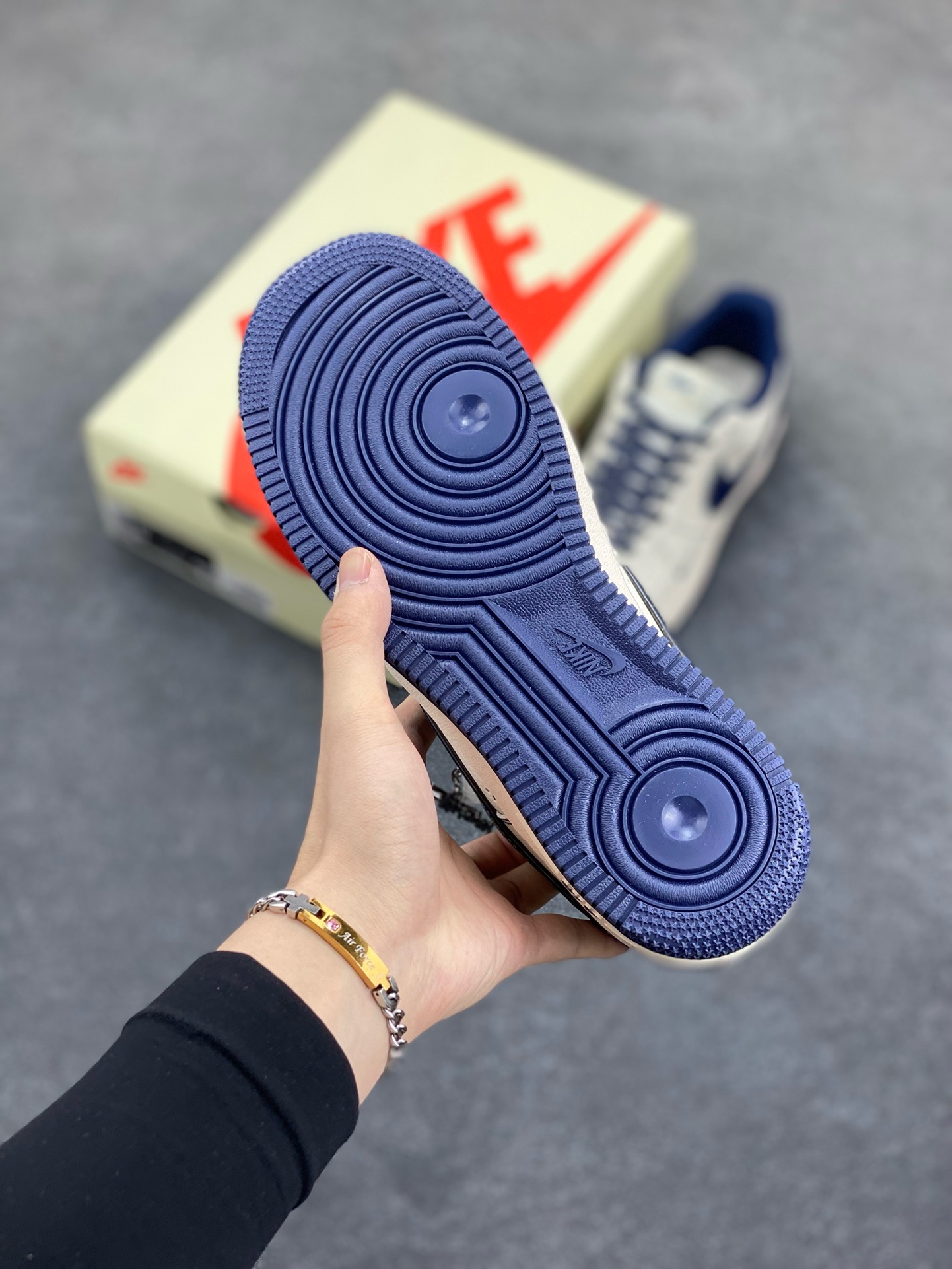 图片[5]-Nike Air Force 1 \’07 Low “斯图西联名——米蓝小三勾”空军一号 高端定制 低帮 运动鞋 休闲鞋 折边针车 工艺难度大 原楦头原纸板 原装鞋盒 定制五金配件 内置全掌气垫 原厂鞋底 货号：HH7518-061 尺码：36 36.5 37.5 38 38.5 39 40 40.5 41 42 42.5 43 44 44.5 45-选品中心