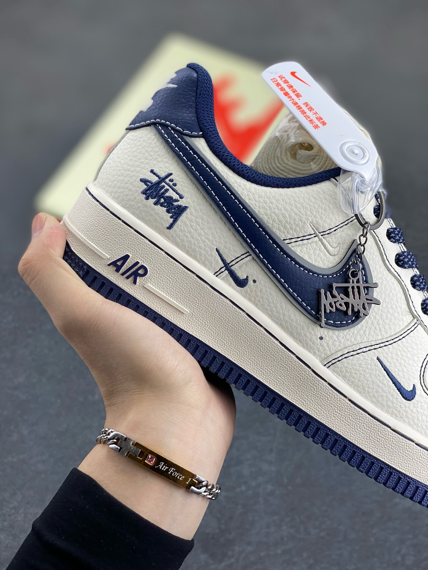 图片[6]-Nike Air Force 1 \’07 Low “斯图西联名——米蓝小三勾”空军一号 高端定制 低帮 运动鞋 休闲鞋 折边针车 工艺难度大 原楦头原纸板 原装鞋盒 定制五金配件 内置全掌气垫 原厂鞋底 货号：HH7518-061 尺码：36 36.5 37.5 38 38.5 39 40 40.5 41 42 42.5 43 44 44.5 45-选品中心