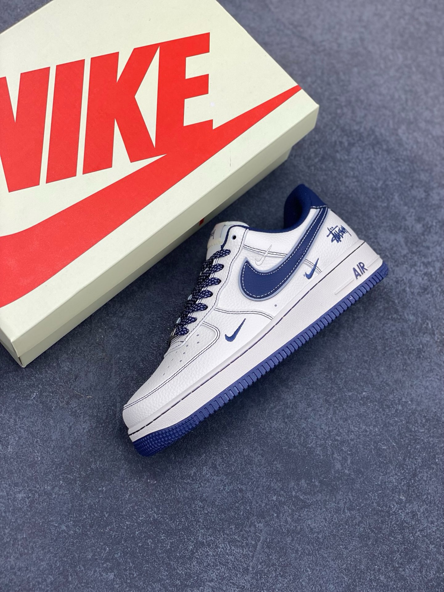 图片[7]-Nike Air Force 1 \’07 Low “斯图西联名——米蓝小三勾”空军一号 高端定制 低帮 运动鞋 休闲鞋 折边针车 工艺难度大 原楦头原纸板 原装鞋盒 定制五金配件 内置全掌气垫 原厂鞋底 货号：HH7518-061 尺码：36 36.5 37.5 38 38.5 39 40 40.5 41 42 42.5 43 44 44.5 45-选品中心