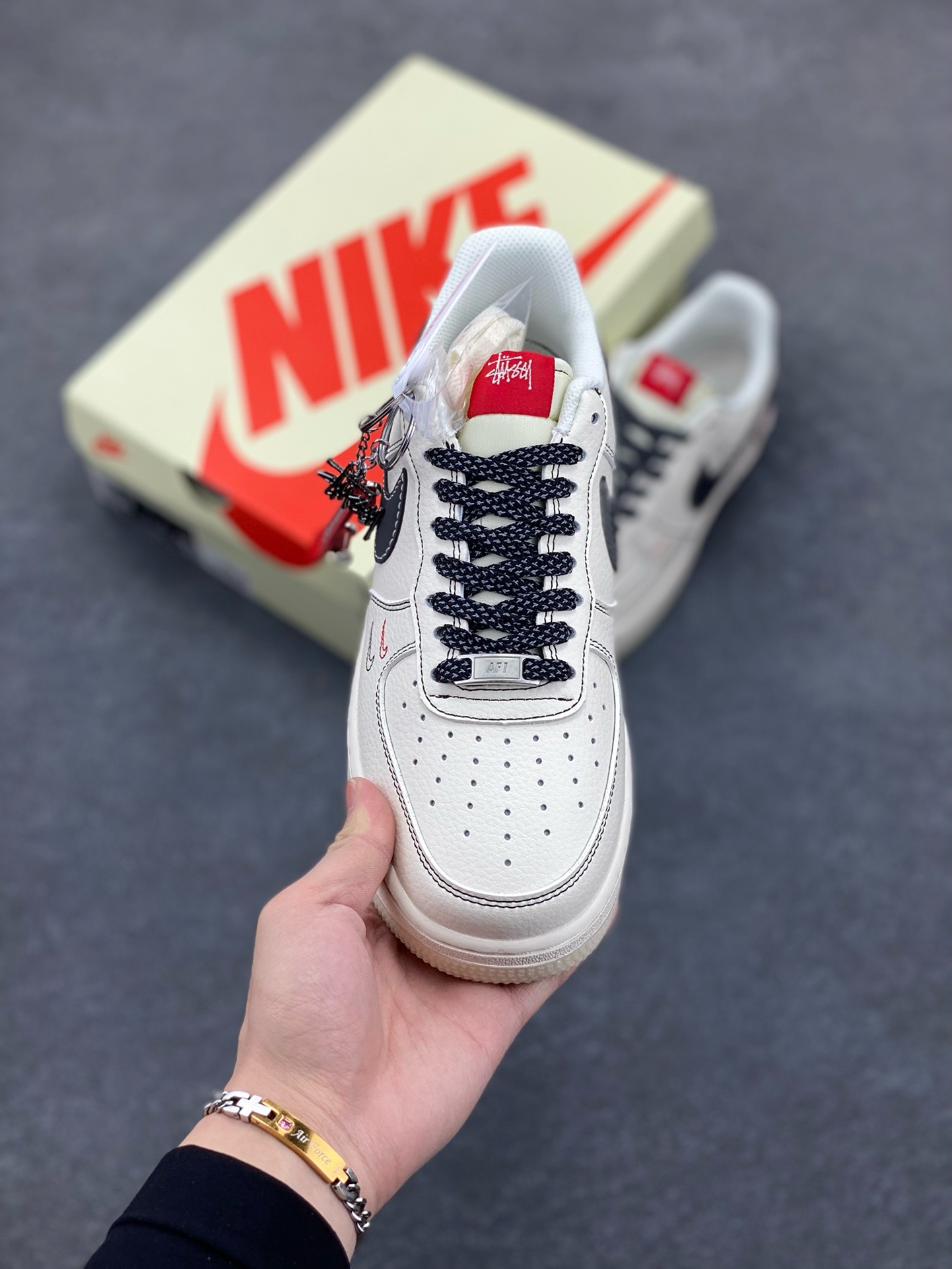 图片[2]-Nike Air Force 1 \’07 Low “斯图西联名 Supreme联名——米黑水晶底”空军一号 高端定制 低帮 运动鞋 休闲鞋 折边针车 工艺难度大 原楦头原纸板 原装鞋盒 定制五金配件 内置全掌气垫 原厂鞋底 货号：HH7518-036 尺码：36 36.5 37.5 38 38.5 39 40 40.5 41 42 42.5 43 44 44.5 45-选品中心