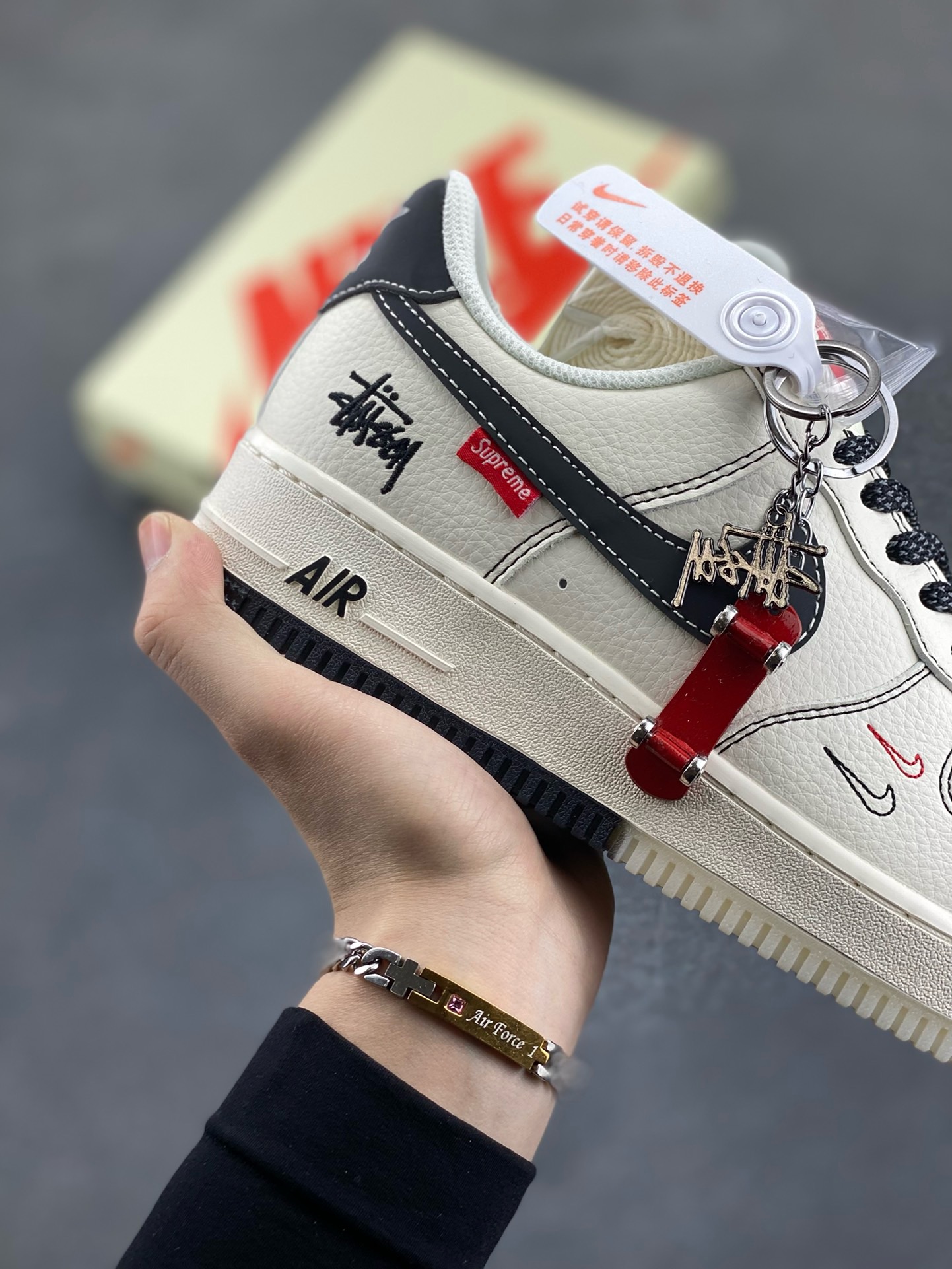 图片[6]-Nike Air Force 1 \’07 Low “斯图西联名 Supreme联名——米黑水晶底”空军一号 高端定制 低帮 运动鞋 休闲鞋 折边针车 工艺难度大 原楦头原纸板 原装鞋盒 定制五金配件 内置全掌气垫 原厂鞋底 货号：HH7518-036 尺码：36 36.5 37.5 38 38.5 39 40 40.5 41 42 42.5 43 44 44.5 45-选品中心