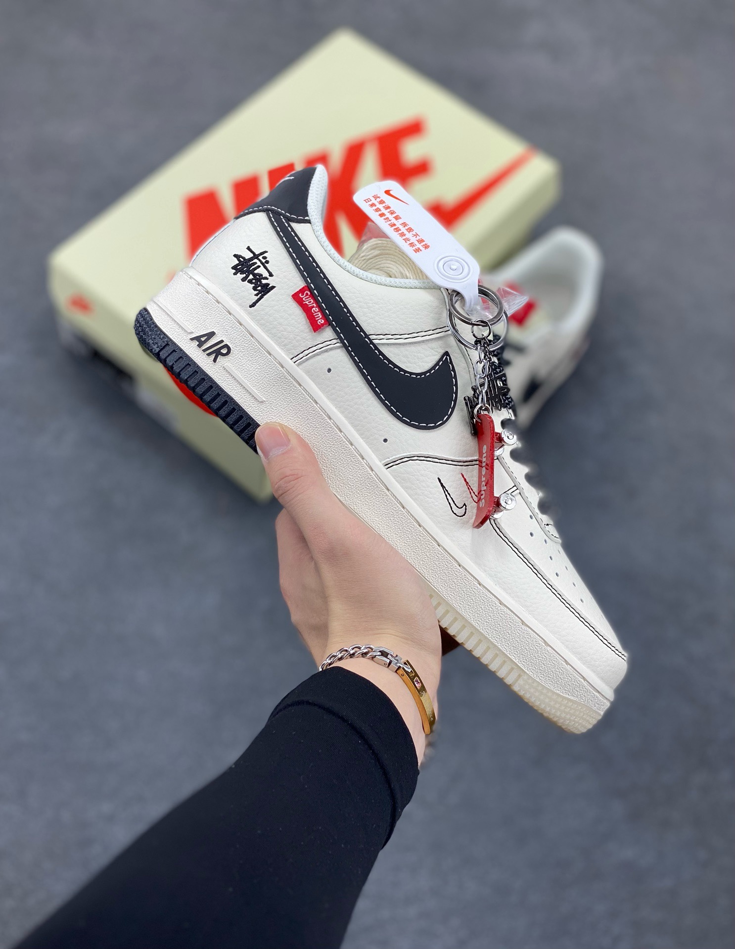Nike Air Force 1 \’07 Low “斯图西联名 Supreme联名——米黑水晶底”空军一号 高端定制 低帮 运动鞋 休闲鞋 折边针车 工艺难度大 原楦头原纸板 原装鞋盒 定制五金配件 内置全掌气垫 原厂鞋底 货号：HH7518-036 尺码：36 36.5 37.5 38 38.5 39 40 40.5 41 42 42.5 43 44 44.5 45-选品中心