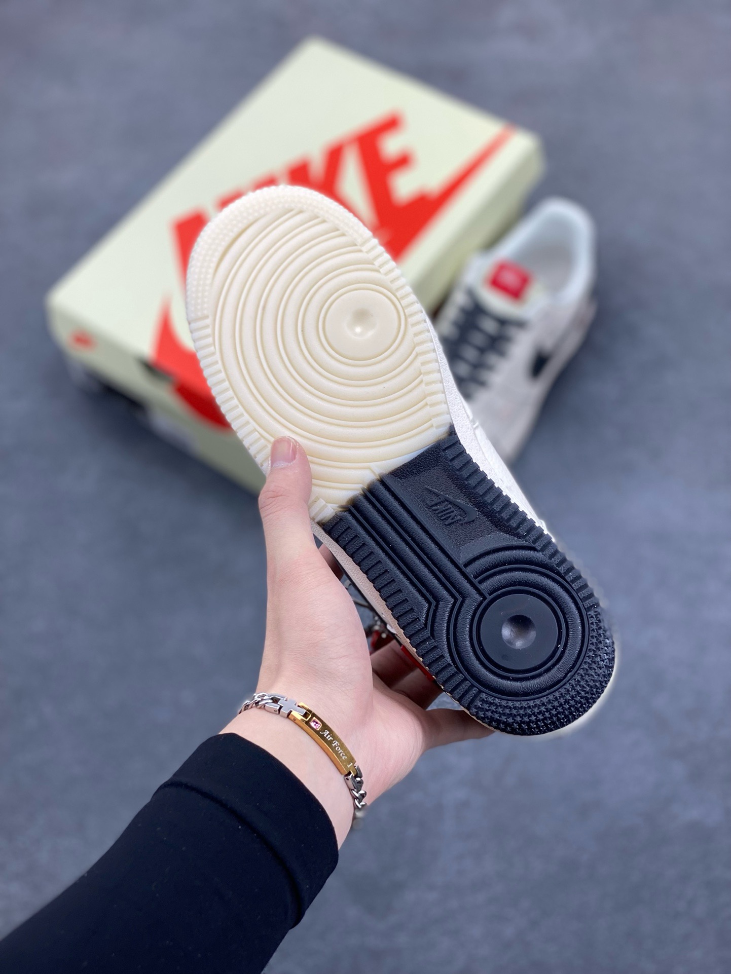 图片[5]-Nike Air Force 1 \’07 Low “斯图西联名 Supreme联名——米黑水晶底”空军一号 高端定制 低帮 运动鞋 休闲鞋 折边针车 工艺难度大 原楦头原纸板 原装鞋盒 定制五金配件 内置全掌气垫 原厂鞋底 货号：HH7518-036 尺码：36 36.5 37.5 38 38.5 39 40 40.5 41 42 42.5 43 44 44.5 45-选品中心