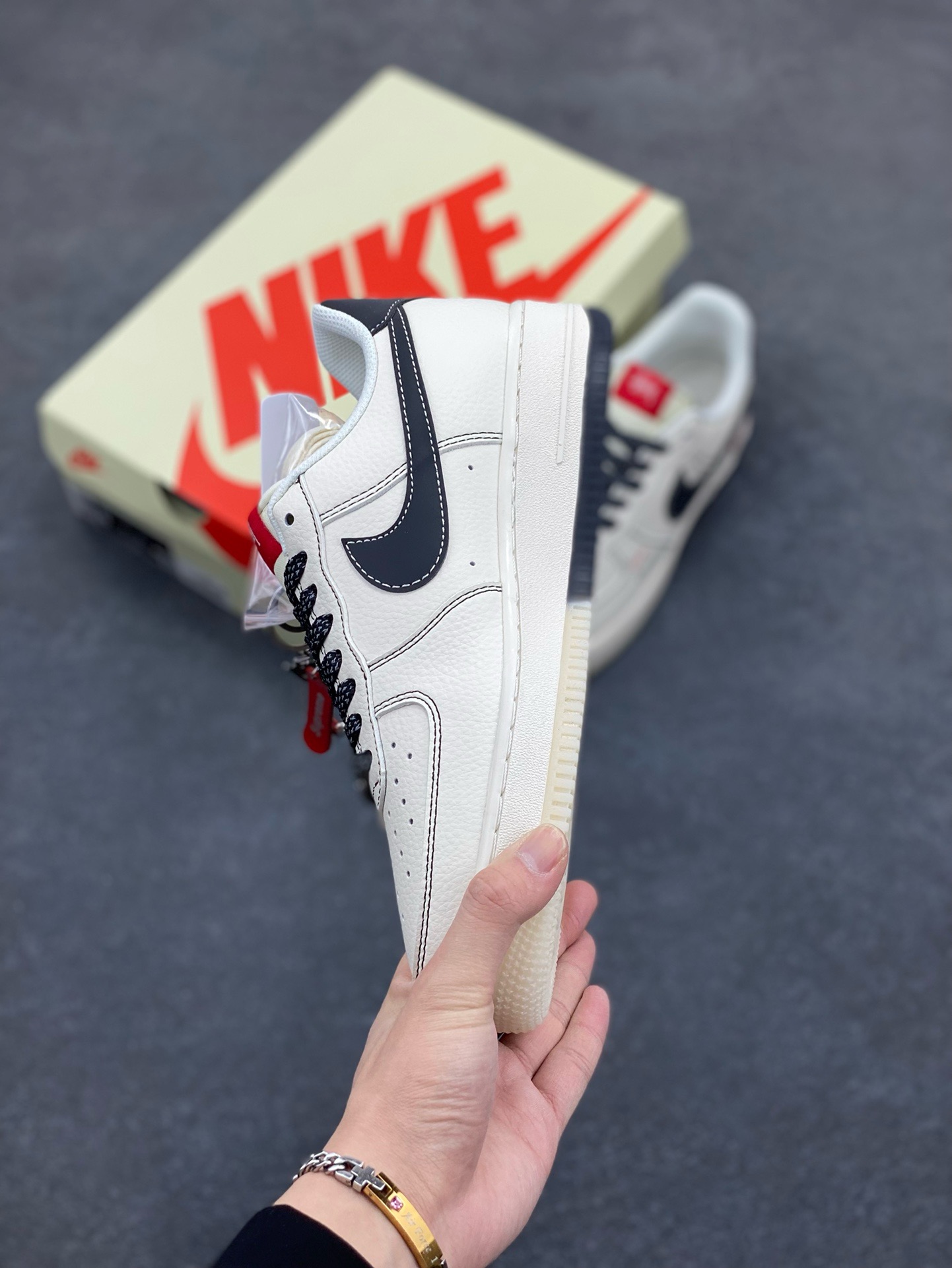 图片[3]-Nike Air Force 1 \’07 Low “斯图西联名 Supreme联名——米黑水晶底”空军一号 高端定制 低帮 运动鞋 休闲鞋 折边针车 工艺难度大 原楦头原纸板 原装鞋盒 定制五金配件 内置全掌气垫 原厂鞋底 货号：HH7518-036 尺码：36 36.5 37.5 38 38.5 39 40 40.5 41 42 42.5 43 44 44.5 45-选品中心