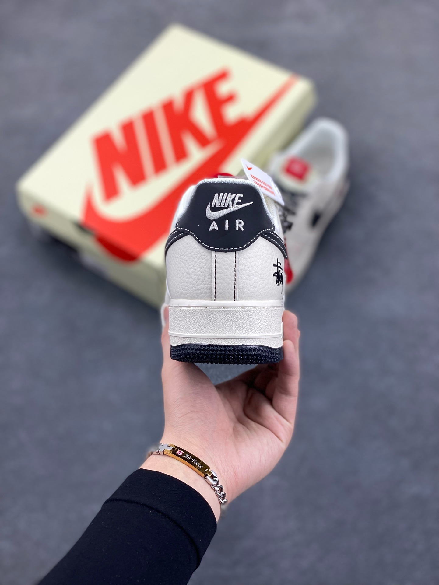 图片[4]-Nike Air Force 1 \’07 Low “斯图西联名 Supreme联名——米黑水晶底”空军一号 高端定制 低帮 运动鞋 休闲鞋 折边针车 工艺难度大 原楦头原纸板 原装鞋盒 定制五金配件 内置全掌气垫 原厂鞋底 货号：HH7518-036 尺码：36 36.5 37.5 38 38.5 39 40 40.5 41 42 42.5 43 44 44.5 45-选品中心