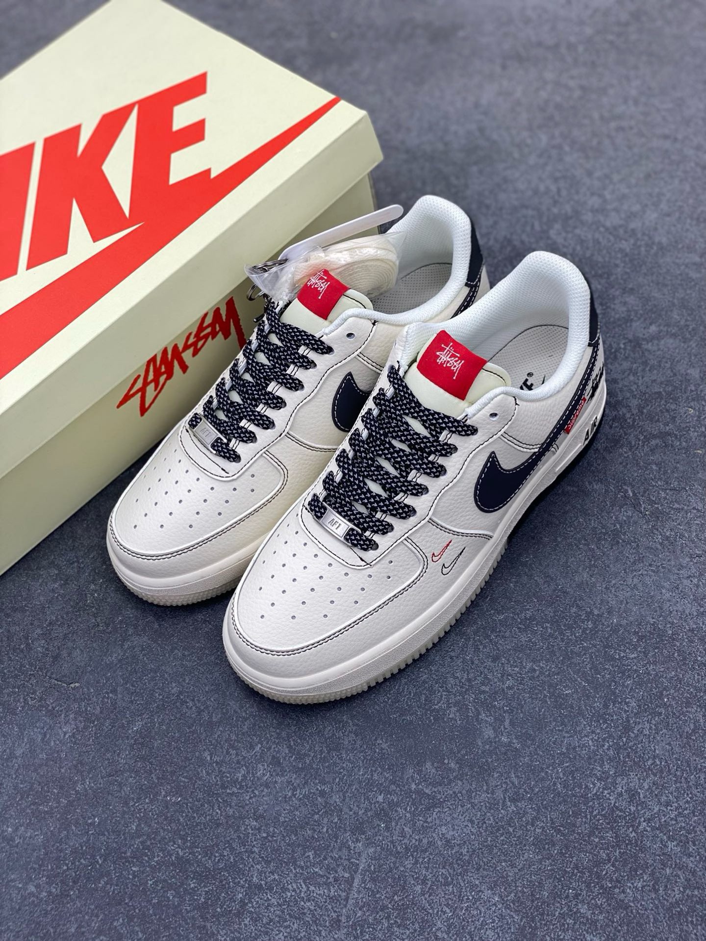 图片[8]-Nike Air Force 1 \’07 Low “斯图西联名 Supreme联名——米黑水晶底”空军一号 高端定制 低帮 运动鞋 休闲鞋 折边针车 工艺难度大 原楦头原纸板 原装鞋盒 定制五金配件 内置全掌气垫 原厂鞋底 货号：HH7518-036 尺码：36 36.5 37.5 38 38.5 39 40 40.5 41 42 42.5 43 44 44.5 45-选品中心