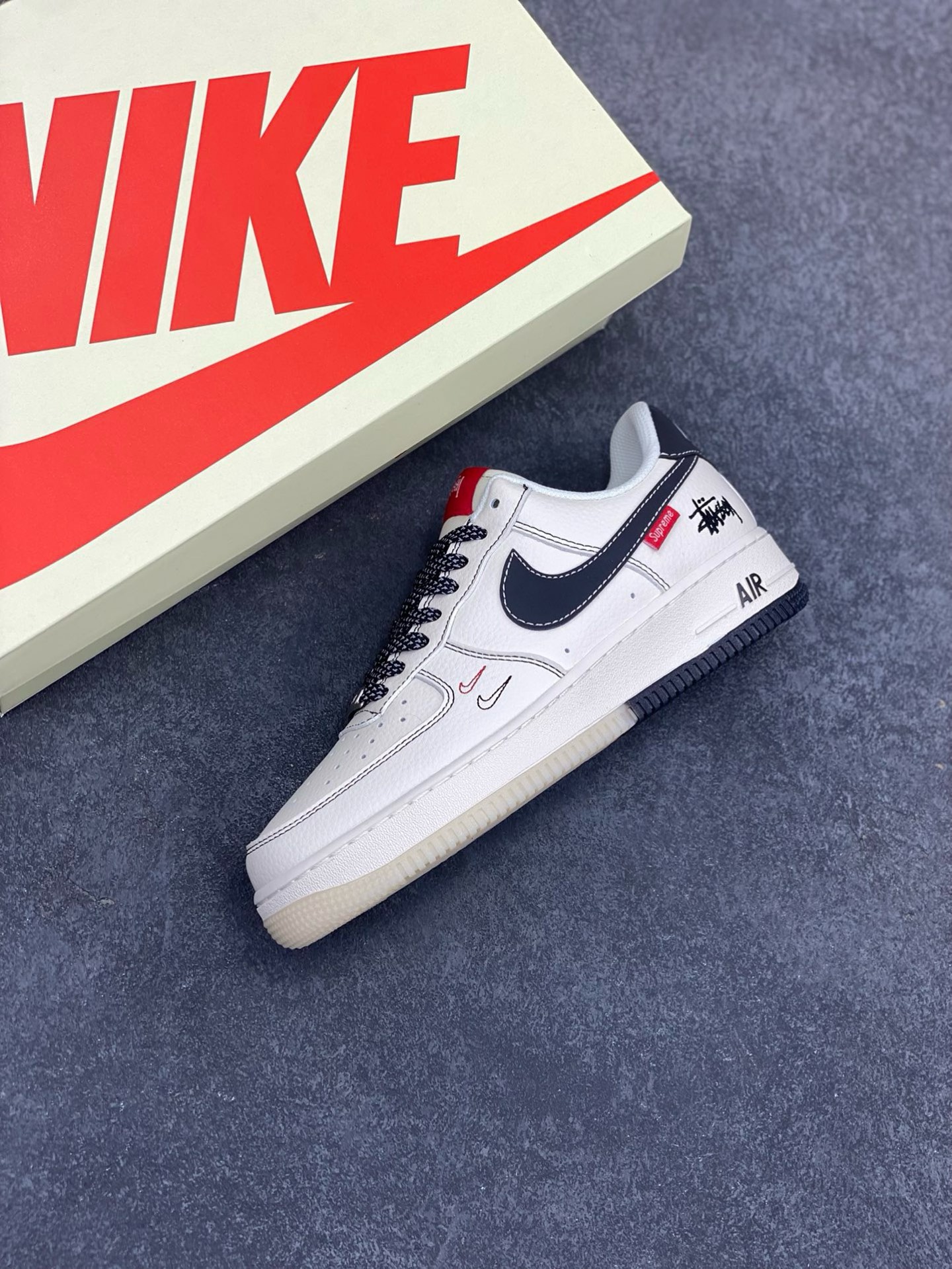 图片[7]-Nike Air Force 1 \’07 Low “斯图西联名 Supreme联名——米黑水晶底”空军一号 高端定制 低帮 运动鞋 休闲鞋 折边针车 工艺难度大 原楦头原纸板 原装鞋盒 定制五金配件 内置全掌气垫 原厂鞋底 货号：HH7518-036 尺码：36 36.5 37.5 38 38.5 39 40 40.5 41 42 42.5 43 44 44.5 45-选品中心