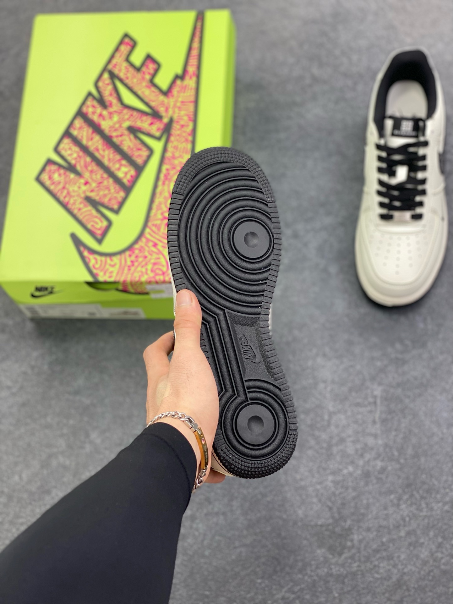 图片[5]-福利特价 高端定制Nike Air Force 1 \’07 Low “纪梵希联名—米白黑灰双钩 ” 高端定制 低帮休闲板鞋 定制鞋盒 大厂纯原品质出货 超高清洁度 皮料切割干净无任何毛边 细节完美 货号：KX2532-506 尺码：36 36.5 37.5 38 38.5 39 40 40.5 41 42 42.5 43 44 44.5 45-选品中心