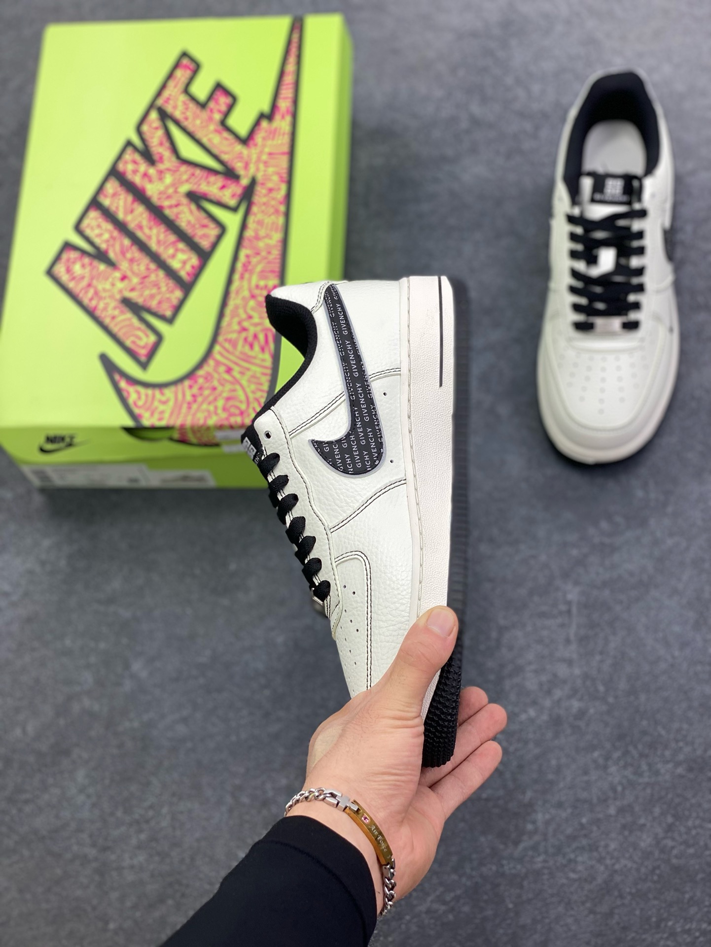 图片[3]-福利特价 高端定制Nike Air Force 1 \’07 Low “纪梵希联名—米白黑灰双钩 ” 高端定制 低帮休闲板鞋 定制鞋盒 大厂纯原品质出货 超高清洁度 皮料切割干净无任何毛边 细节完美 货号：KX2532-506 尺码：36 36.5 37.5 38 38.5 39 40 40.5 41 42 42.5 43 44 44.5 45-选品中心