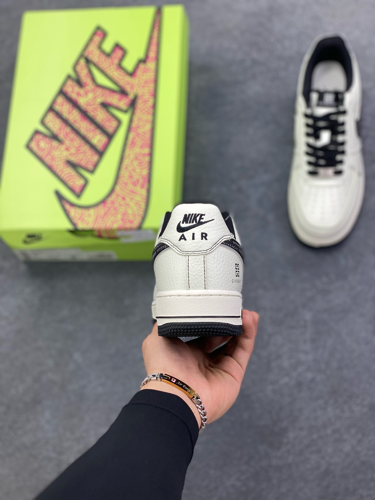 图片[4]-福利特价 高端定制Nike Air Force 1 \’07 Low “纪梵希联名—米白黑灰双钩 ” 高端定制 低帮休闲板鞋 定制鞋盒 大厂纯原品质出货 超高清洁度 皮料切割干净无任何毛边 细节完美 货号：KX2532-506 尺码：36 36.5 37.5 38 38.5 39 40 40.5 41 42 42.5 43 44 44.5 45-选品中心