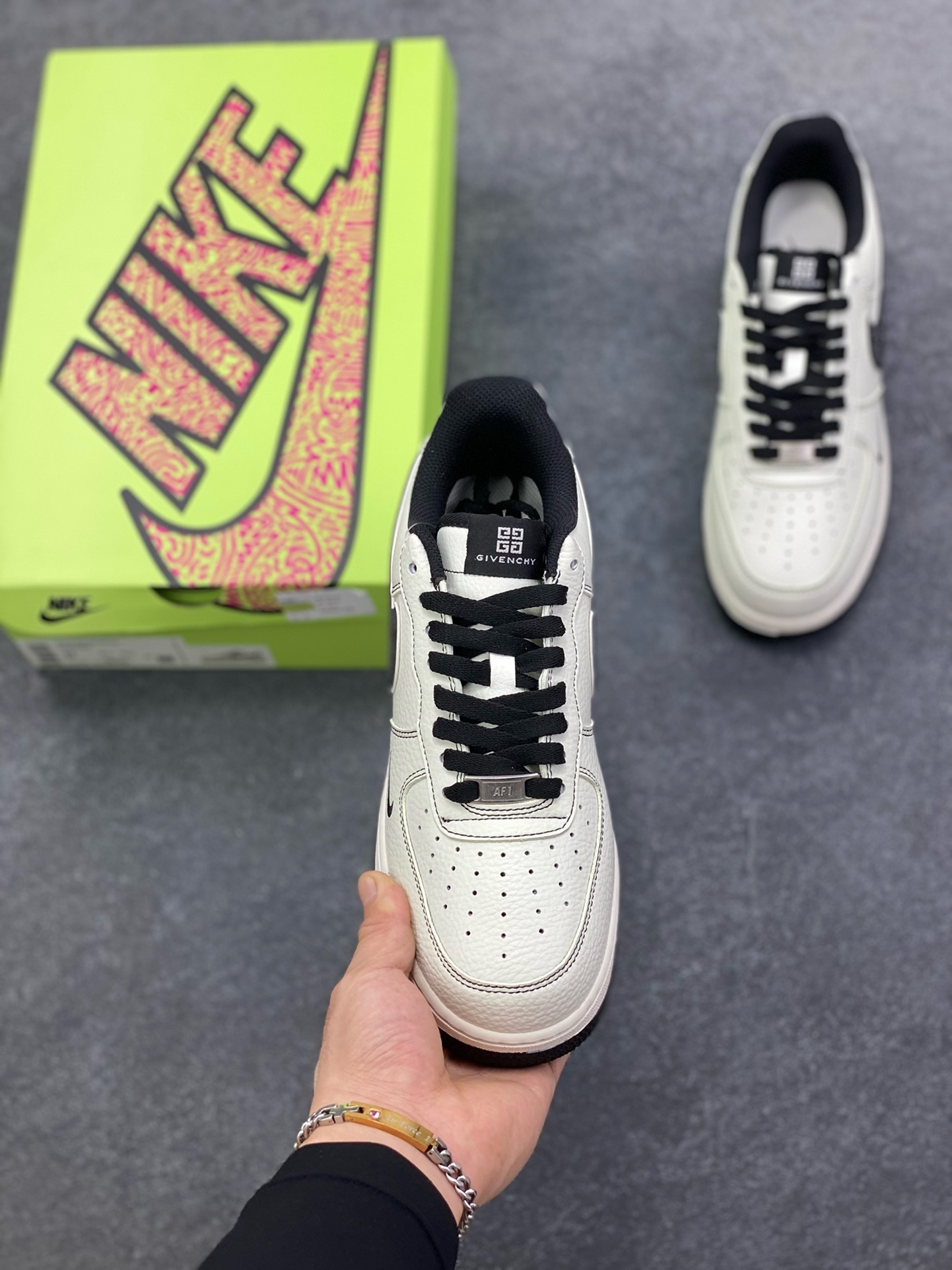 图片[2]-福利特价 高端定制Nike Air Force 1 \’07 Low “纪梵希联名—米白黑灰双钩 ” 高端定制 低帮休闲板鞋 定制鞋盒 大厂纯原品质出货 超高清洁度 皮料切割干净无任何毛边 细节完美 货号：KX2532-506 尺码：36 36.5 37.5 38 38.5 39 40 40.5 41 42 42.5 43 44 44.5 45-选品中心