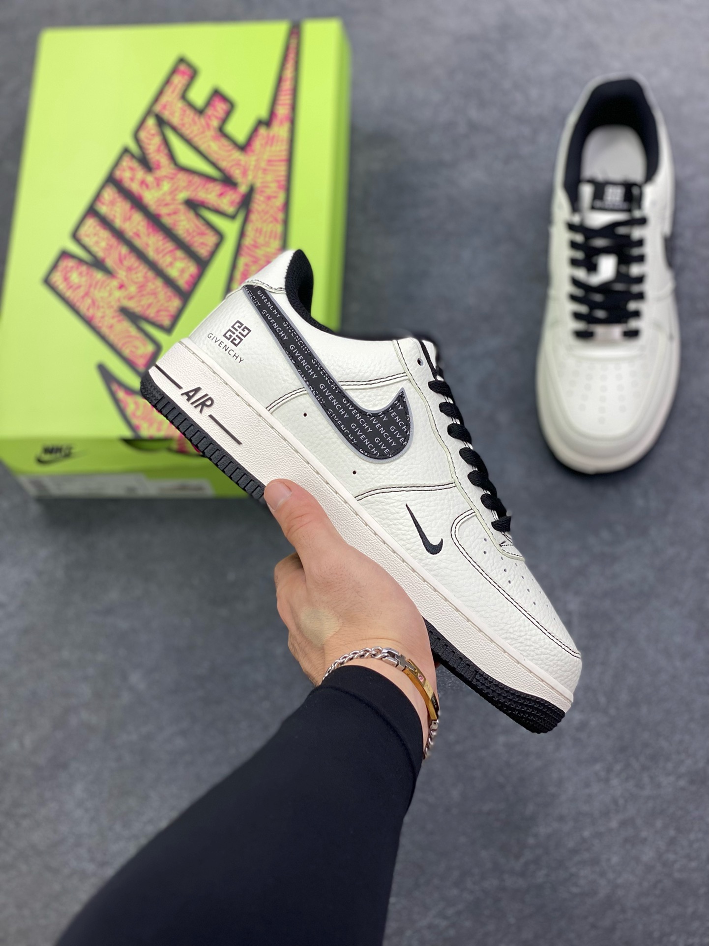 福利特价 高端定制Nike Air Force 1 \’07 Low “纪梵希联名—米白黑灰双钩 ” 高端定制 低帮休闲板鞋 定制鞋盒 大厂纯原品质出货 超高清洁度 皮料切割干净无任何毛边 细节完美 货号：KX2532-506 尺码：36 36.5 37.5 38 38.5 39 40 40.5 41 42 42.5 43 44 44.5 45-选品中心