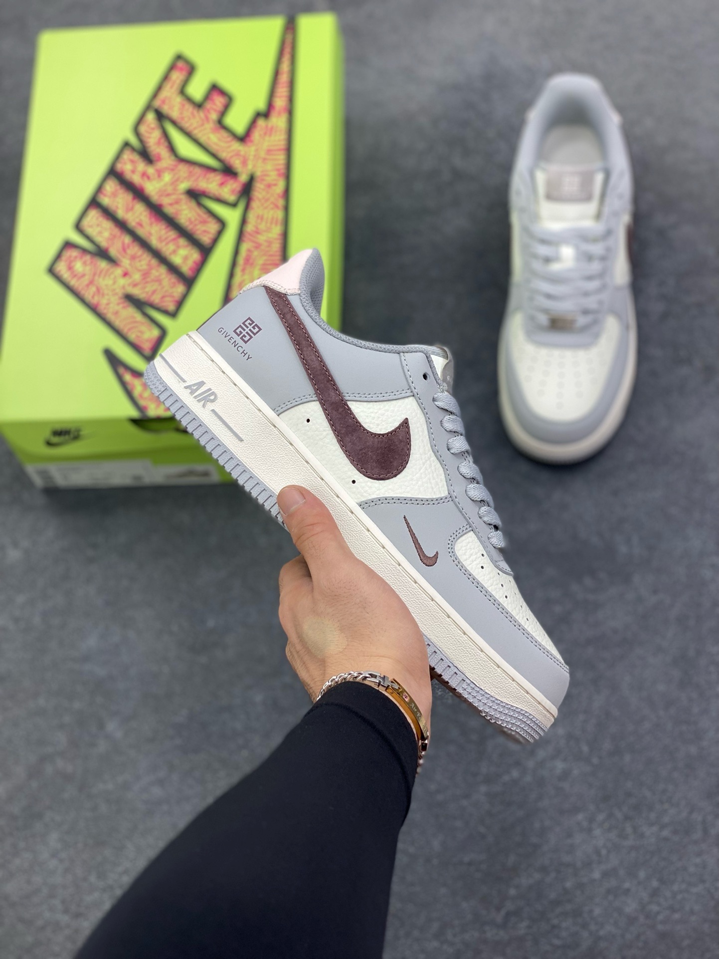 福利特价 爆款限量发售！高端定制Nike Air Force 1 \’07 Low “纪梵希联名—米白灰红猪八钩 ” 高端定制 低帮休闲板鞋 定制鞋盒 大厂纯原品质出货 超高清洁度 皮料切割干净无任何毛边 细节完美 货号：KX2532-505 尺码：36 36.5 37.5 38 38.5 39 40 40.5 41 42 42.5 43 44 44.5 45-选品中心