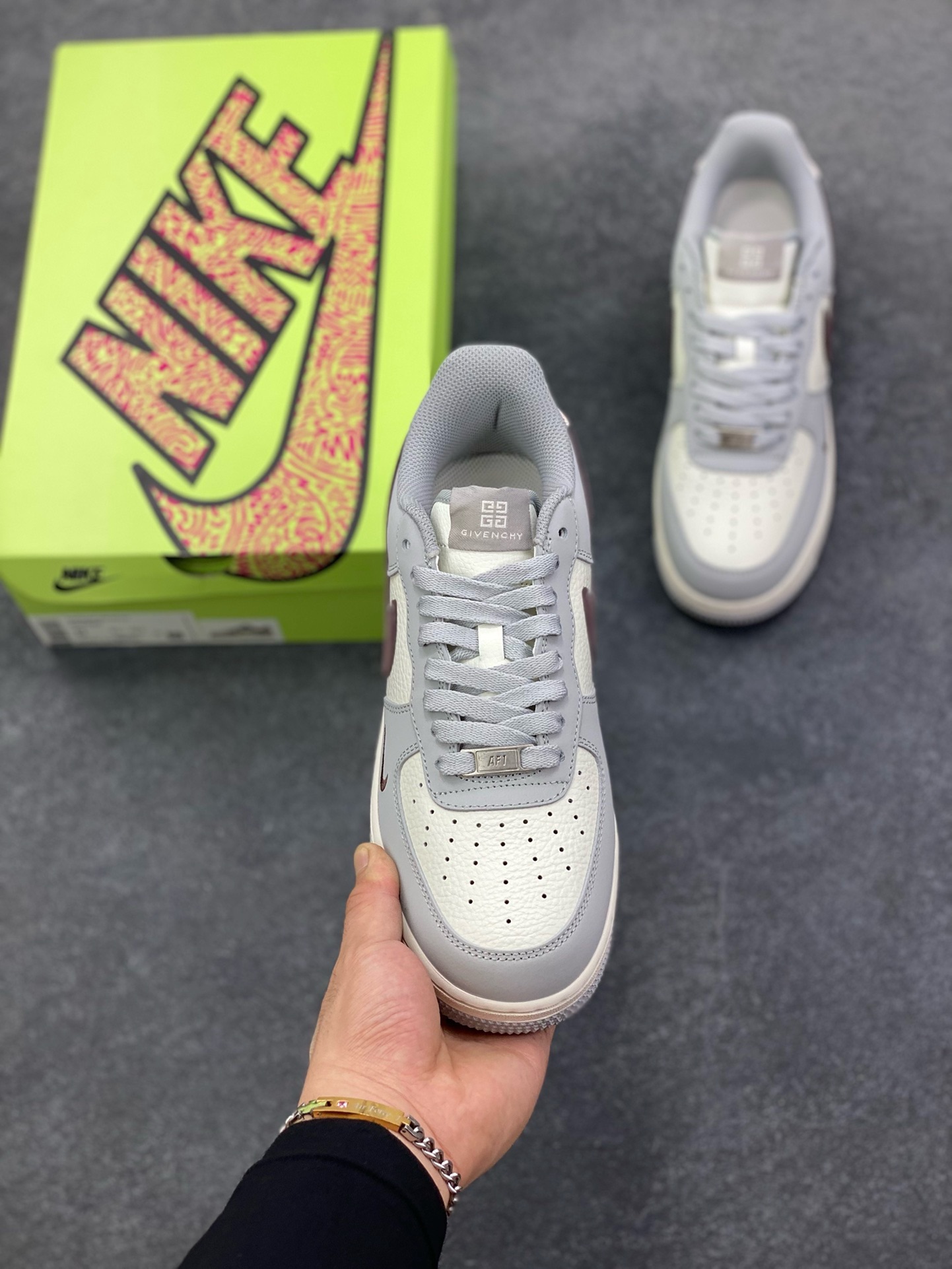 图片[2]-福利特价 爆款限量发售！高端定制Nike Air Force 1 \’07 Low “纪梵希联名—米白灰红猪八钩 ” 高端定制 低帮休闲板鞋 定制鞋盒 大厂纯原品质出货 超高清洁度 皮料切割干净无任何毛边 细节完美 货号：KX2532-505 尺码：36 36.5 37.5 38 38.5 39 40 40.5 41 42 42.5 43 44 44.5 45-选品中心