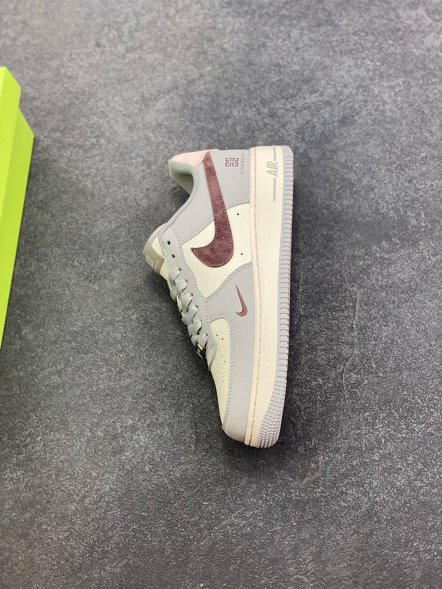图片[7]-福利特价 爆款限量发售！高端定制Nike Air Force 1 \’07 Low “纪梵希联名—米白灰红猪八钩 ” 高端定制 低帮休闲板鞋 定制鞋盒 大厂纯原品质出货 超高清洁度 皮料切割干净无任何毛边 细节完美 货号：KX2532-505 尺码：36 36.5 37.5 38 38.5 39 40 40.5 41 42 42.5 43 44 44.5 45-选品中心