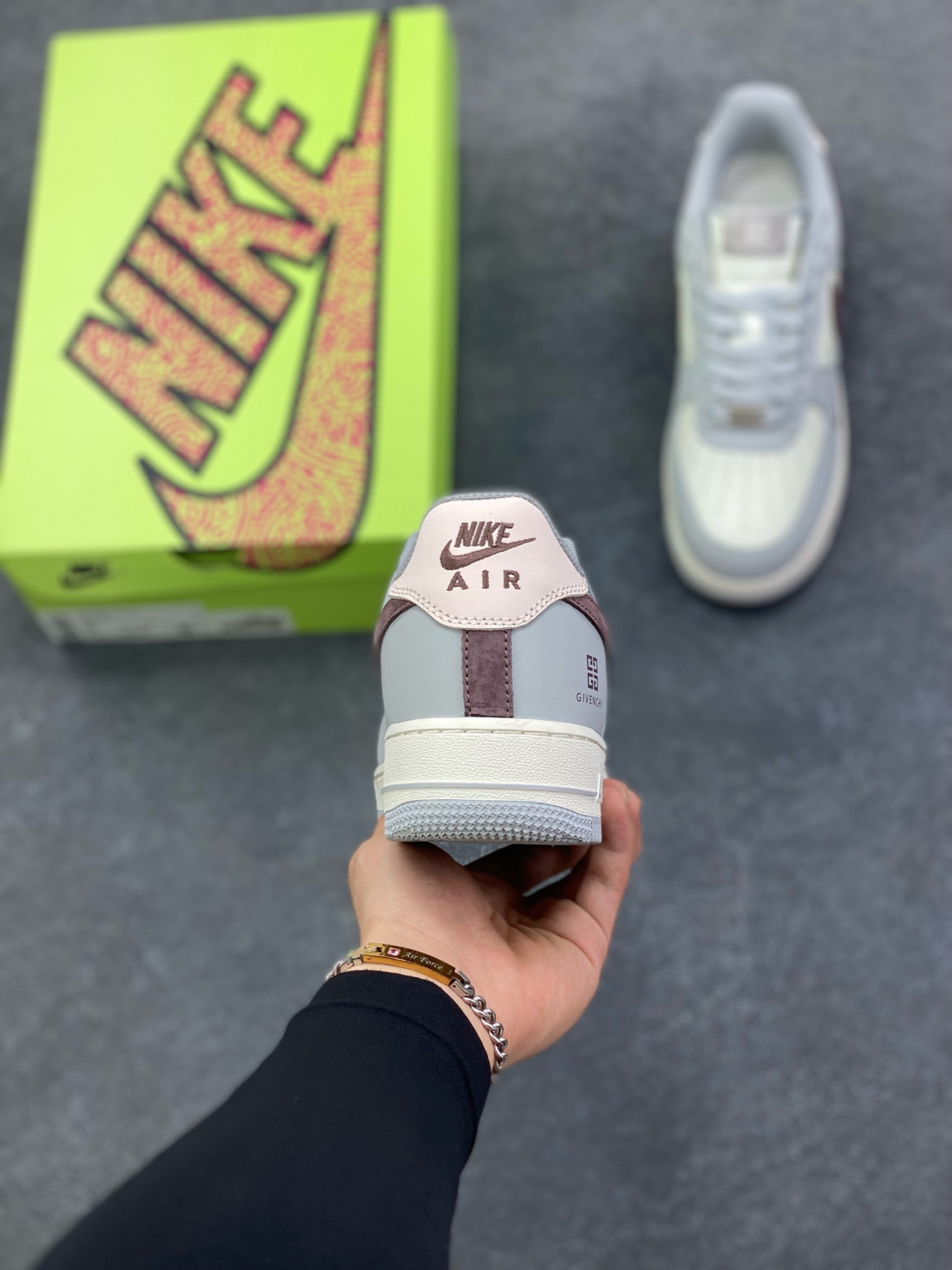 图片[4]-福利特价 爆款限量发售！高端定制Nike Air Force 1 \’07 Low “纪梵希联名—米白灰红猪八钩 ” 高端定制 低帮休闲板鞋 定制鞋盒 大厂纯原品质出货 超高清洁度 皮料切割干净无任何毛边 细节完美 货号：KX2532-505 尺码：36 36.5 37.5 38 38.5 39 40 40.5 41 42 42.5 43 44 44.5 45-选品中心