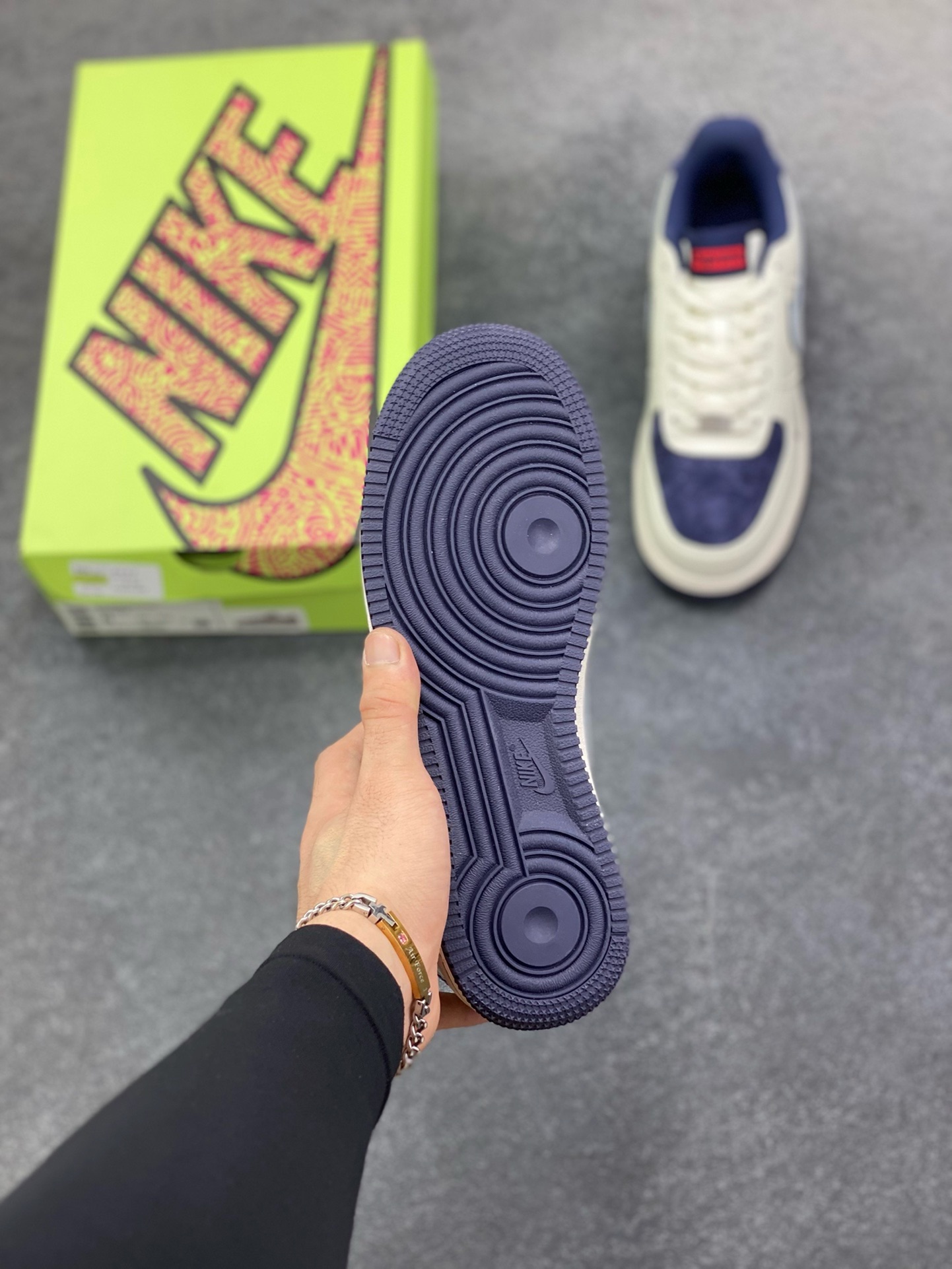 图片[5]-福利特价 高端定制Nike Air Force 1 \’07 Low “superme联名—米白蓝猪八双钩 ” 高端定制 低帮休闲板鞋 定制鞋盒 大厂纯原品质出货 超高清洁度 皮料切割干净无任何毛边 细节完美 货号：KX2532-504 尺码：36 36.5 37.5 38 38.5 39 40 40.5 41 42 42.5 43 44 44.5 45-选品中心