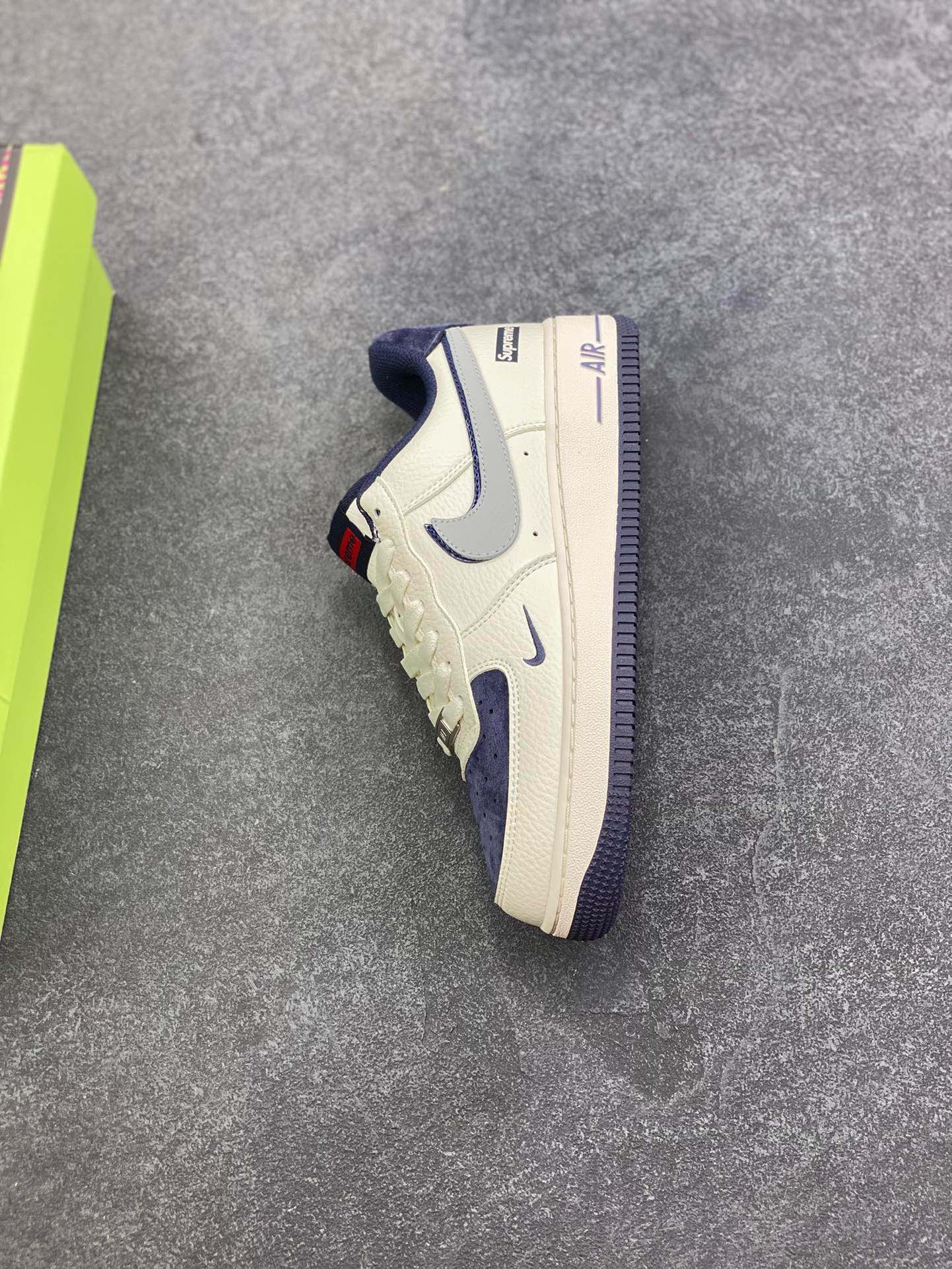 图片[7]-福利特价 高端定制Nike Air Force 1 \’07 Low “superme联名—米白蓝猪八双钩 ” 高端定制 低帮休闲板鞋 定制鞋盒 大厂纯原品质出货 超高清洁度 皮料切割干净无任何毛边 细节完美 货号：KX2532-504 尺码：36 36.5 37.5 38 38.5 39 40 40.5 41 42 42.5 43 44 44.5 45-选品中心