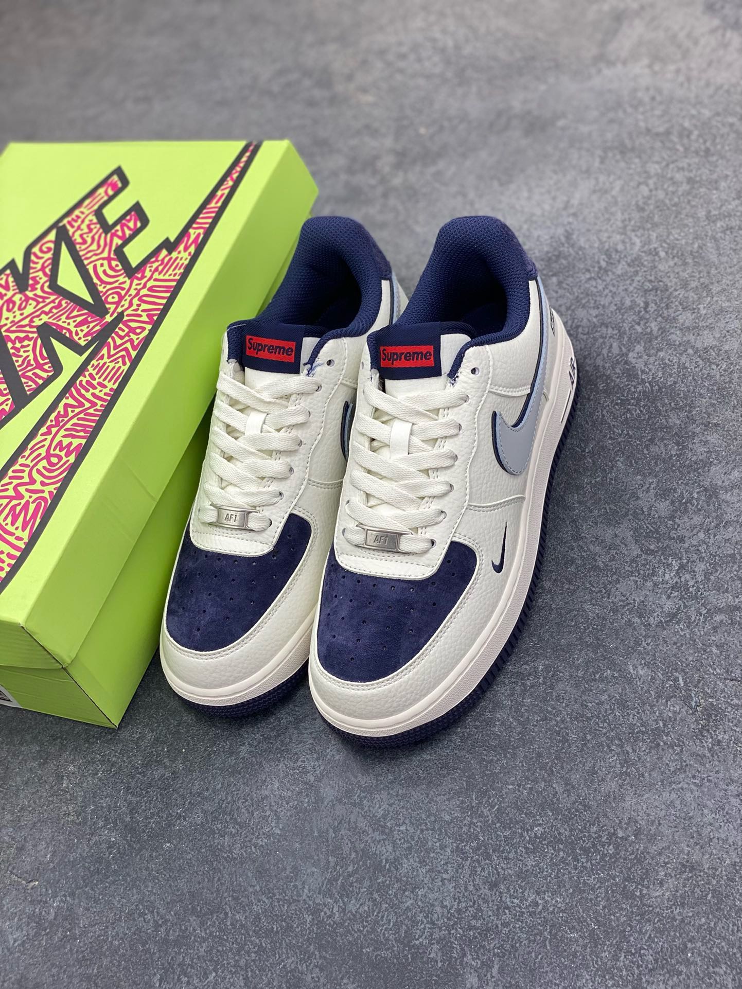 图片[8]-福利特价 高端定制Nike Air Force 1 \’07 Low “superme联名—米白蓝猪八双钩 ” 高端定制 低帮休闲板鞋 定制鞋盒 大厂纯原品质出货 超高清洁度 皮料切割干净无任何毛边 细节完美 货号：KX2532-504 尺码：36 36.5 37.5 38 38.5 39 40 40.5 41 42 42.5 43 44 44.5 45-选品中心
