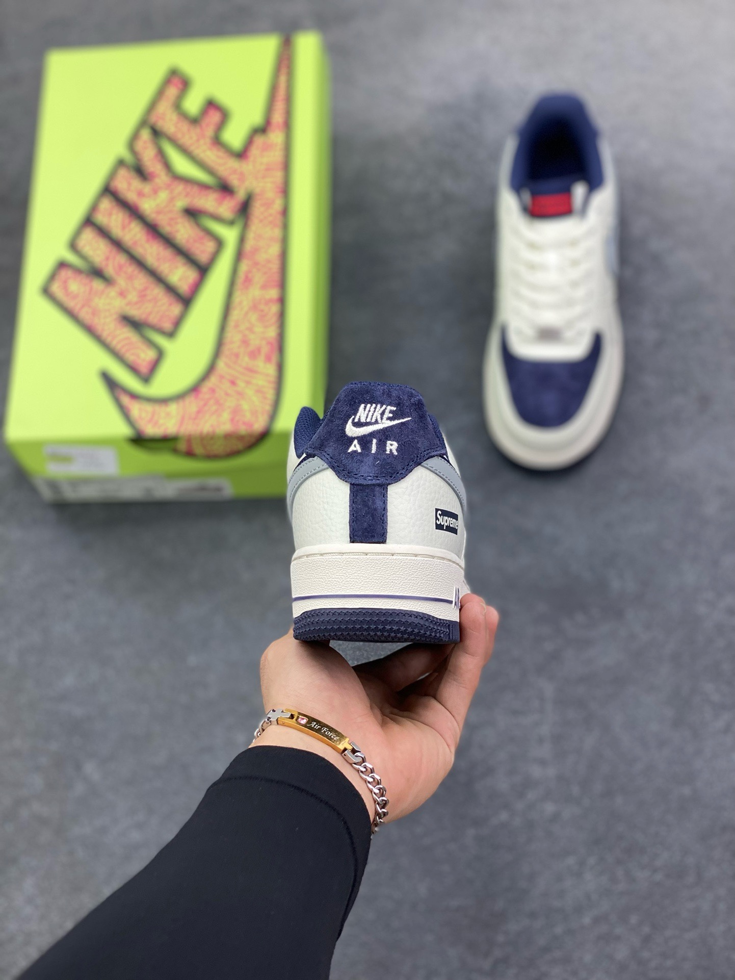 图片[4]-福利特价 高端定制Nike Air Force 1 \’07 Low “superme联名—米白蓝猪八双钩 ” 高端定制 低帮休闲板鞋 定制鞋盒 大厂纯原品质出货 超高清洁度 皮料切割干净无任何毛边 细节完美 货号：KX2532-504 尺码：36 36.5 37.5 38 38.5 39 40 40.5 41 42 42.5 43 44 44.5 45-选品中心