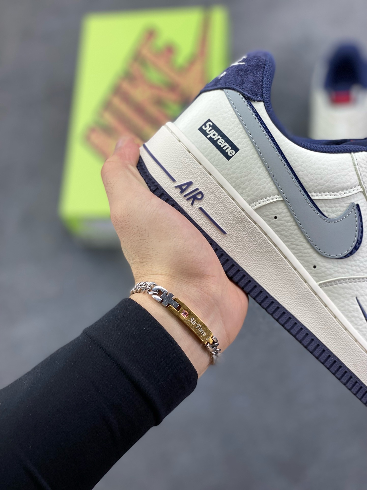图片[6]-福利特价 高端定制Nike Air Force 1 \’07 Low “superme联名—米白蓝猪八双钩 ” 高端定制 低帮休闲板鞋 定制鞋盒 大厂纯原品质出货 超高清洁度 皮料切割干净无任何毛边 细节完美 货号：KX2532-504 尺码：36 36.5 37.5 38 38.5 39 40 40.5 41 42 42.5 43 44 44.5 45-选品中心