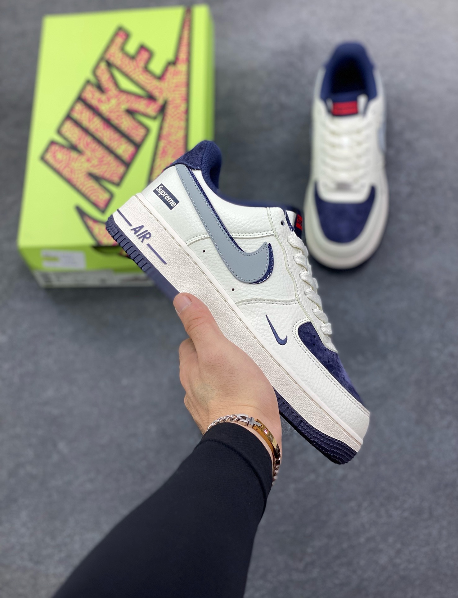 福利特价 高端定制Nike Air Force 1 \'07 Low “superme联名---米白蓝猪八双钩 ” 高端定制 低帮休闲板鞋 定制鞋盒 大厂纯原品质出货 超高清洁度 皮料切割干净无任何毛边 细节完美 货号：KX2532-504 尺码：36 36.5 37.5 38 38.5 39 40 40.5 41 42 42.5 43 44 44.5 45-选品中心