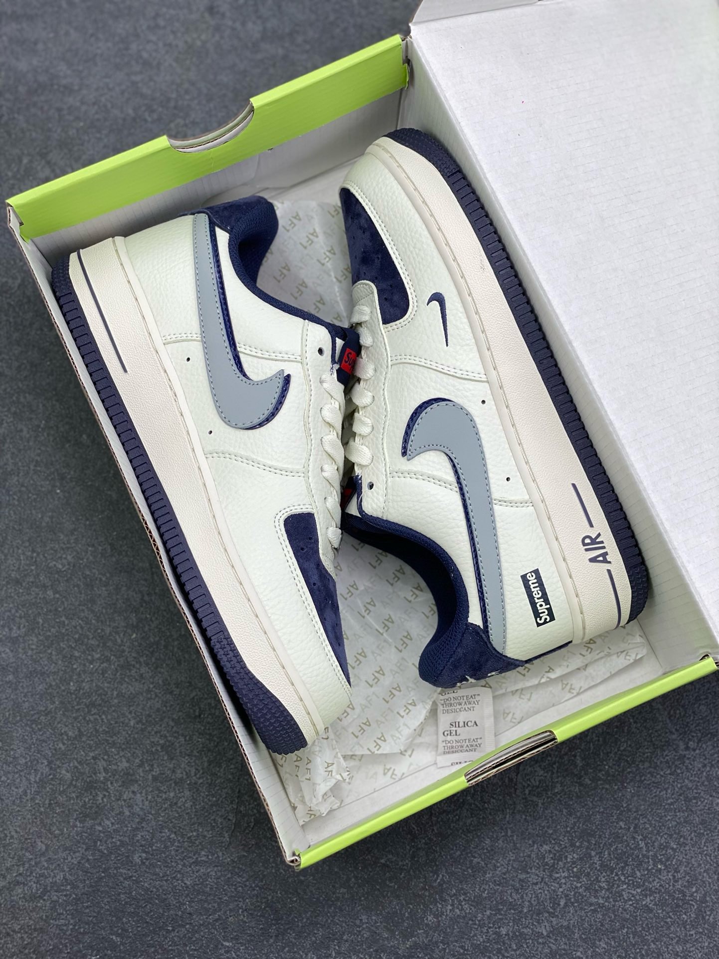 图片[9]-福利特价 高端定制Nike Air Force 1 \’07 Low “superme联名—米白蓝猪八双钩 ” 高端定制 低帮休闲板鞋 定制鞋盒 大厂纯原品质出货 超高清洁度 皮料切割干净无任何毛边 细节完美 货号：KX2532-504 尺码：36 36.5 37.5 38 38.5 39 40 40.5 41 42 42.5 43 44 44.5 45-选品中心