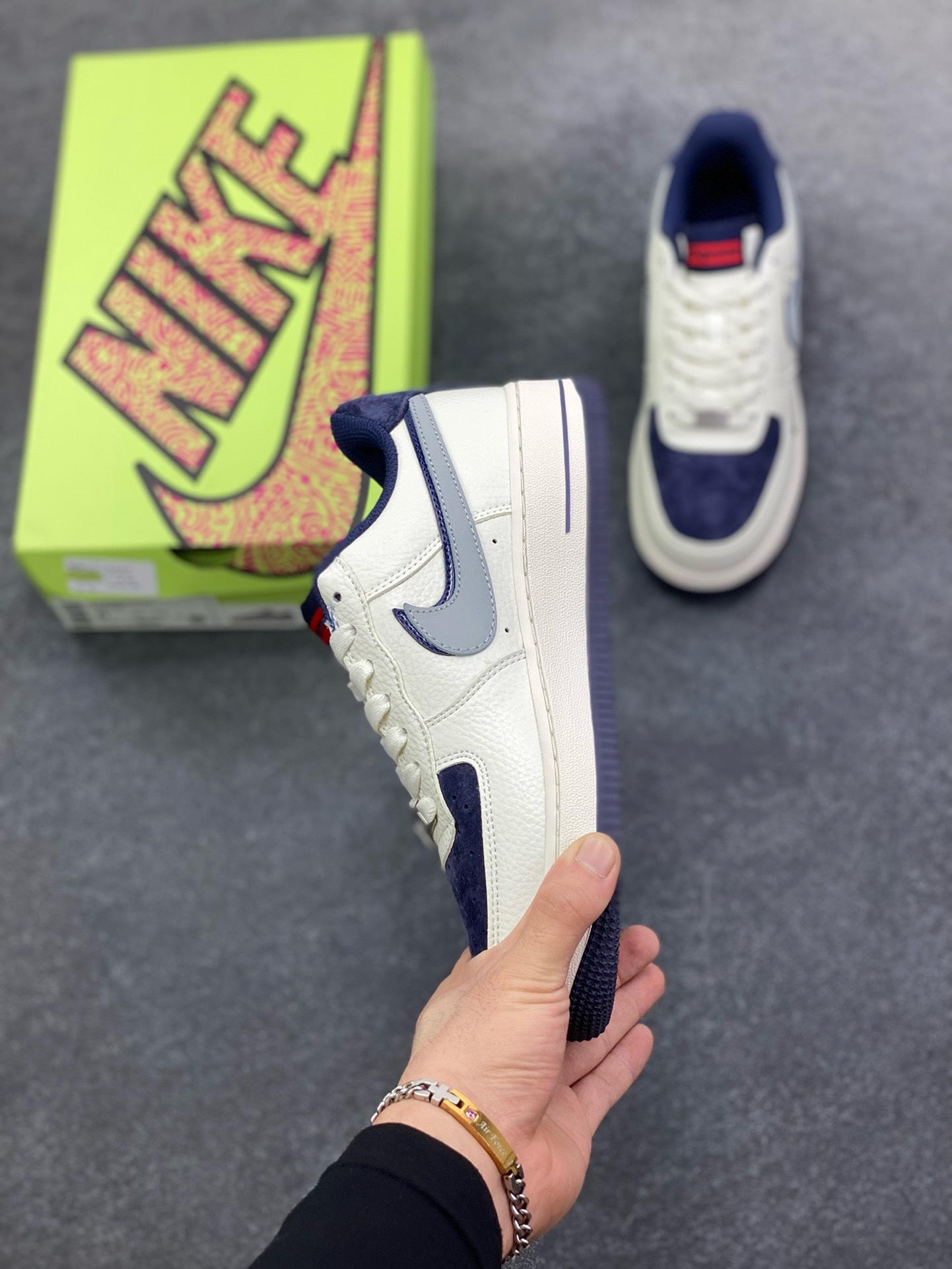 图片[3]-福利特价 高端定制Nike Air Force 1 \’07 Low “superme联名—米白蓝猪八双钩 ” 高端定制 低帮休闲板鞋 定制鞋盒 大厂纯原品质出货 超高清洁度 皮料切割干净无任何毛边 细节完美 货号：KX2532-504 尺码：36 36.5 37.5 38 38.5 39 40 40.5 41 42 42.5 43 44 44.5 45-选品中心