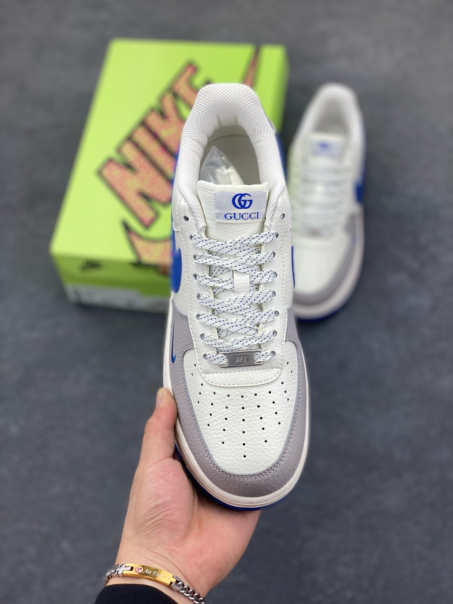 图片[2]-福利特价 高端定制Nike Air Force 1 “古驰联名—米白灰蓝钩 高端定制 低帮休闲板鞋 定制鞋盒 大厂纯原品质出货 超高清洁度 皮料切割干净无任何毛边 细节完美 货号：KX2532-502 尺码：36 36.5 37.5 38 38.5 39 40 40.5 41 42 42.5 43 44 44.5 45-选品中心