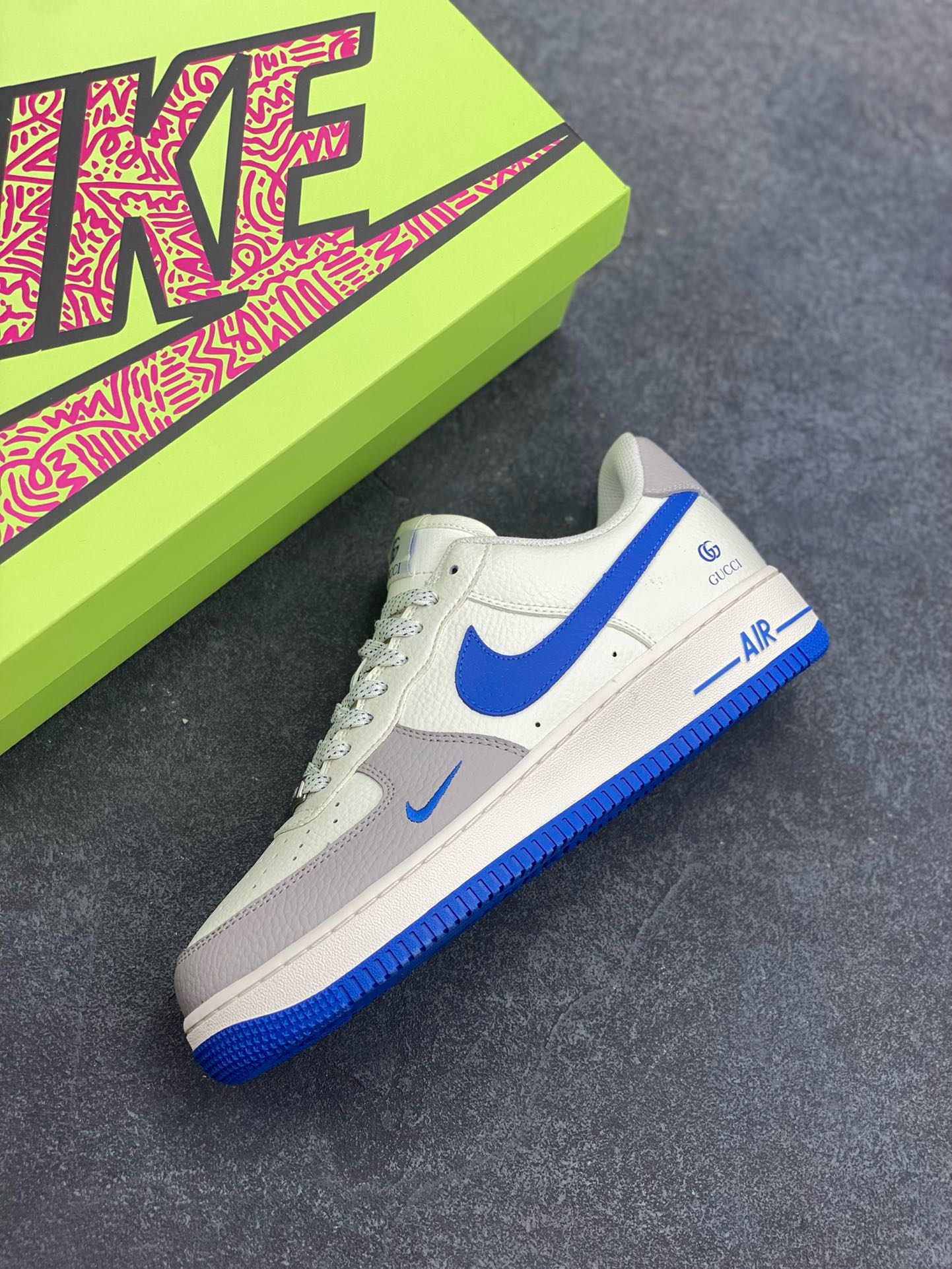 图片[7]-福利特价 高端定制Nike Air Force 1 “古驰联名—米白灰蓝钩 高端定制 低帮休闲板鞋 定制鞋盒 大厂纯原品质出货 超高清洁度 皮料切割干净无任何毛边 细节完美 货号：KX2532-502 尺码：36 36.5 37.5 38 38.5 39 40 40.5 41 42 42.5 43 44 44.5 45-选品中心