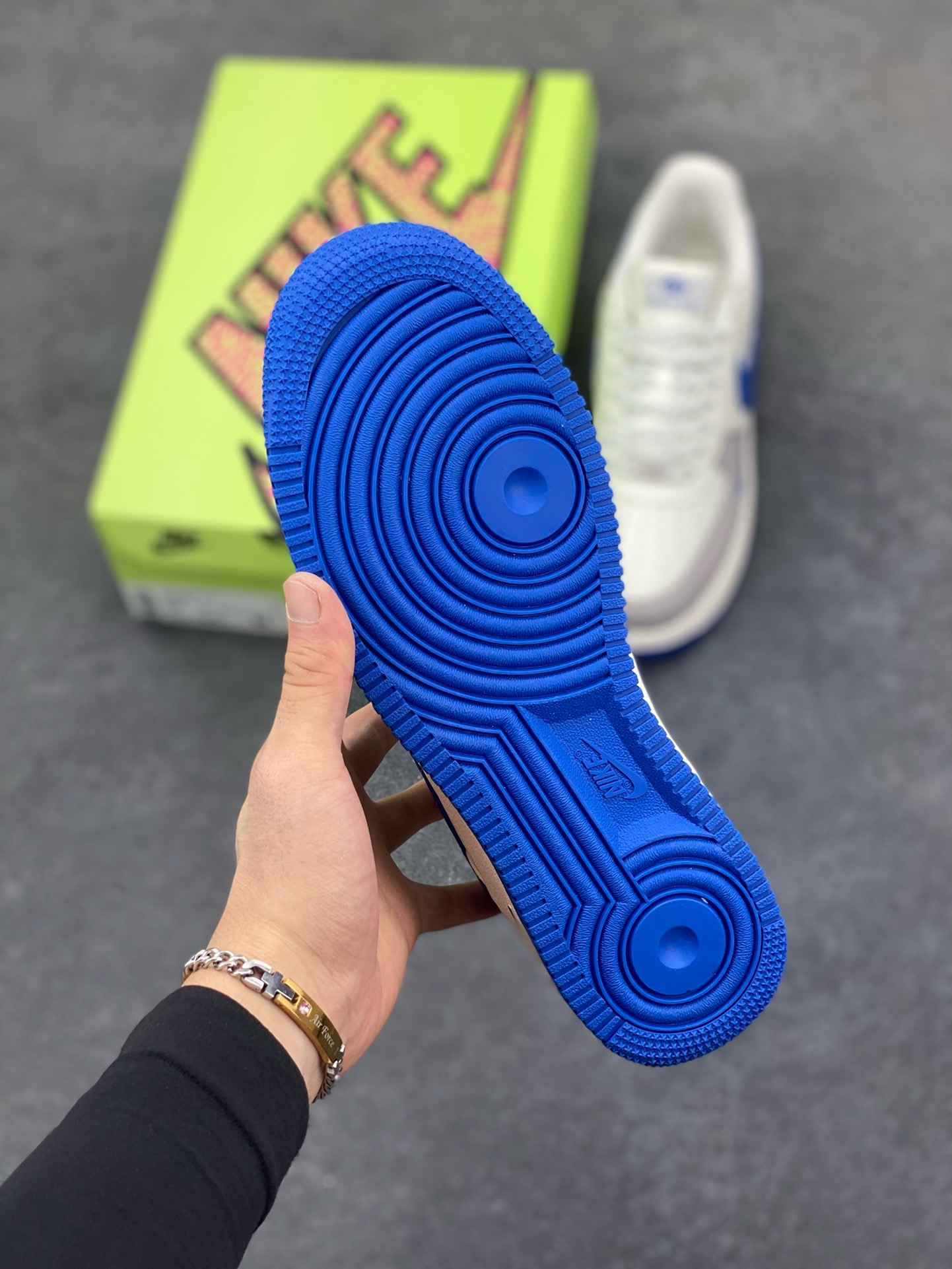 图片[5]-福利特价 高端定制Nike Air Force 1 “古驰联名—米白灰蓝钩 高端定制 低帮休闲板鞋 定制鞋盒 大厂纯原品质出货 超高清洁度 皮料切割干净无任何毛边 细节完美 货号：KX2532-502 尺码：36 36.5 37.5 38 38.5 39 40 40.5 41 42 42.5 43 44 44.5 45-选品中心