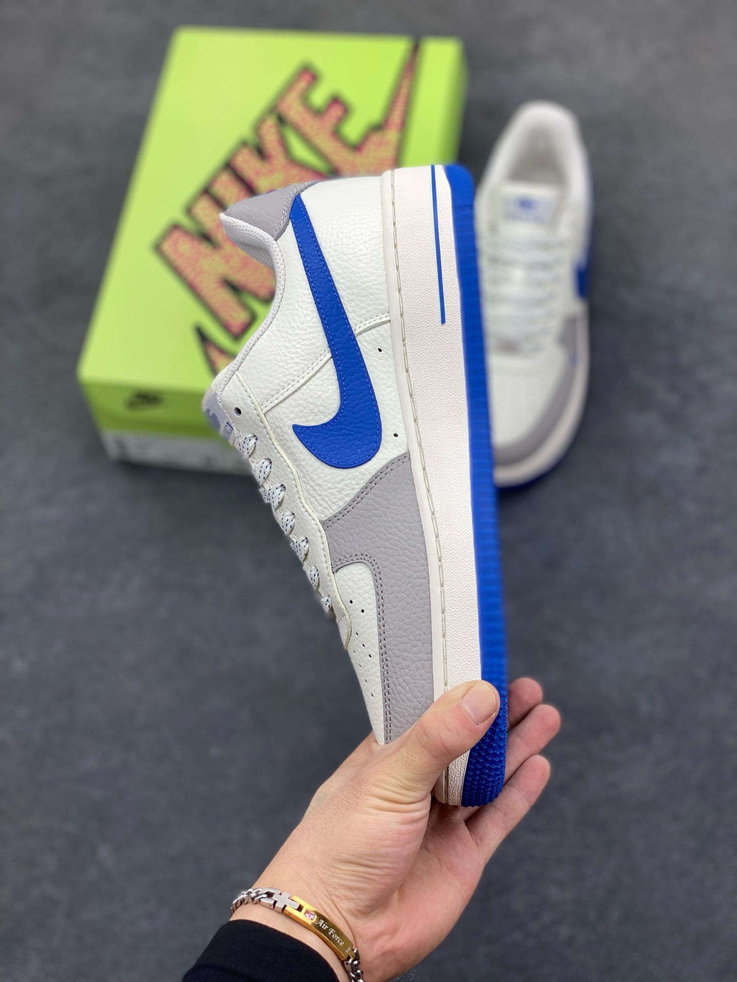 图片[3]-福利特价 高端定制Nike Air Force 1 “古驰联名—米白灰蓝钩 高端定制 低帮休闲板鞋 定制鞋盒 大厂纯原品质出货 超高清洁度 皮料切割干净无任何毛边 细节完美 货号：KX2532-502 尺码：36 36.5 37.5 38 38.5 39 40 40.5 41 42 42.5 43 44 44.5 45-选品中心